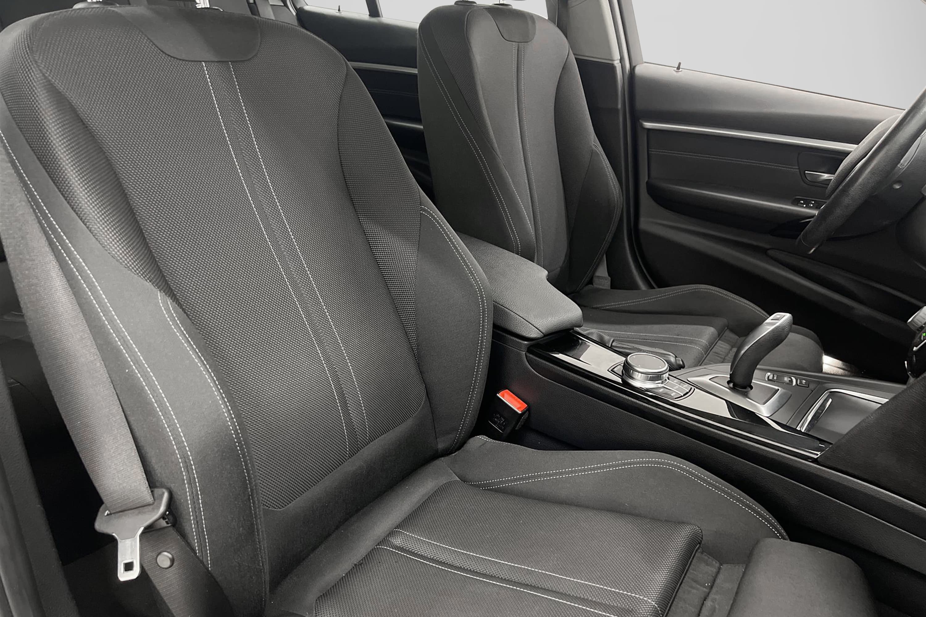 BMW 318d 150hk Sport line Cockpit Drag Navi Elstol Med Minne