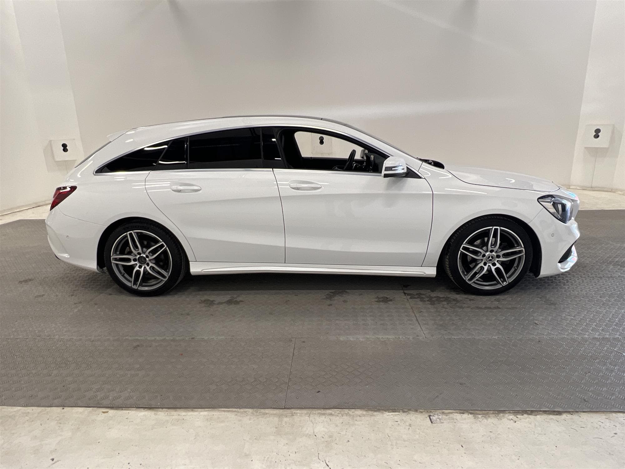 Mercedes-Benz CLA 180 122hk SB AMG Sport Panorama B-Kamera 