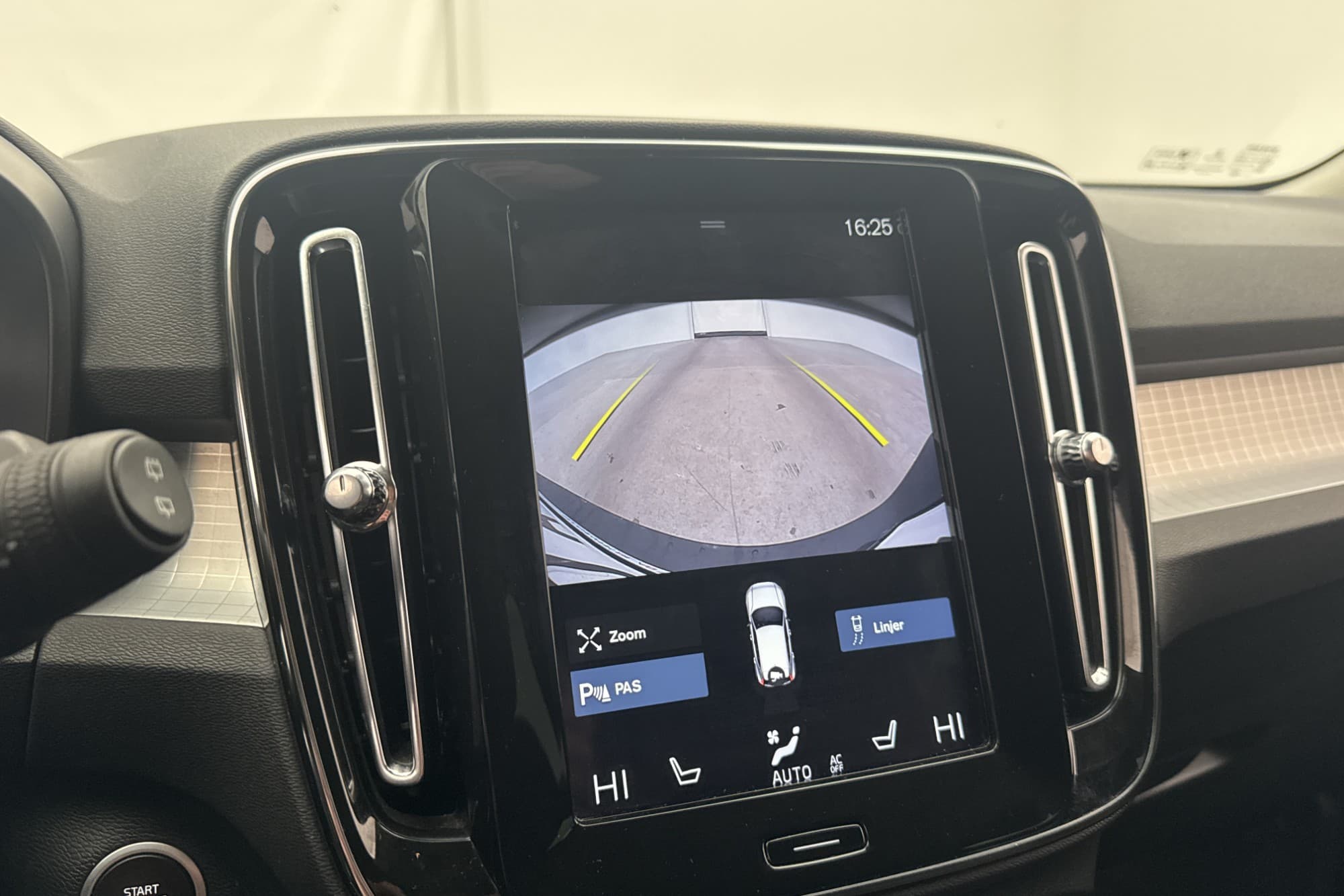 Volvo XC40 D3 150hk Momentum VOC Värmare Kamera CarPlay
