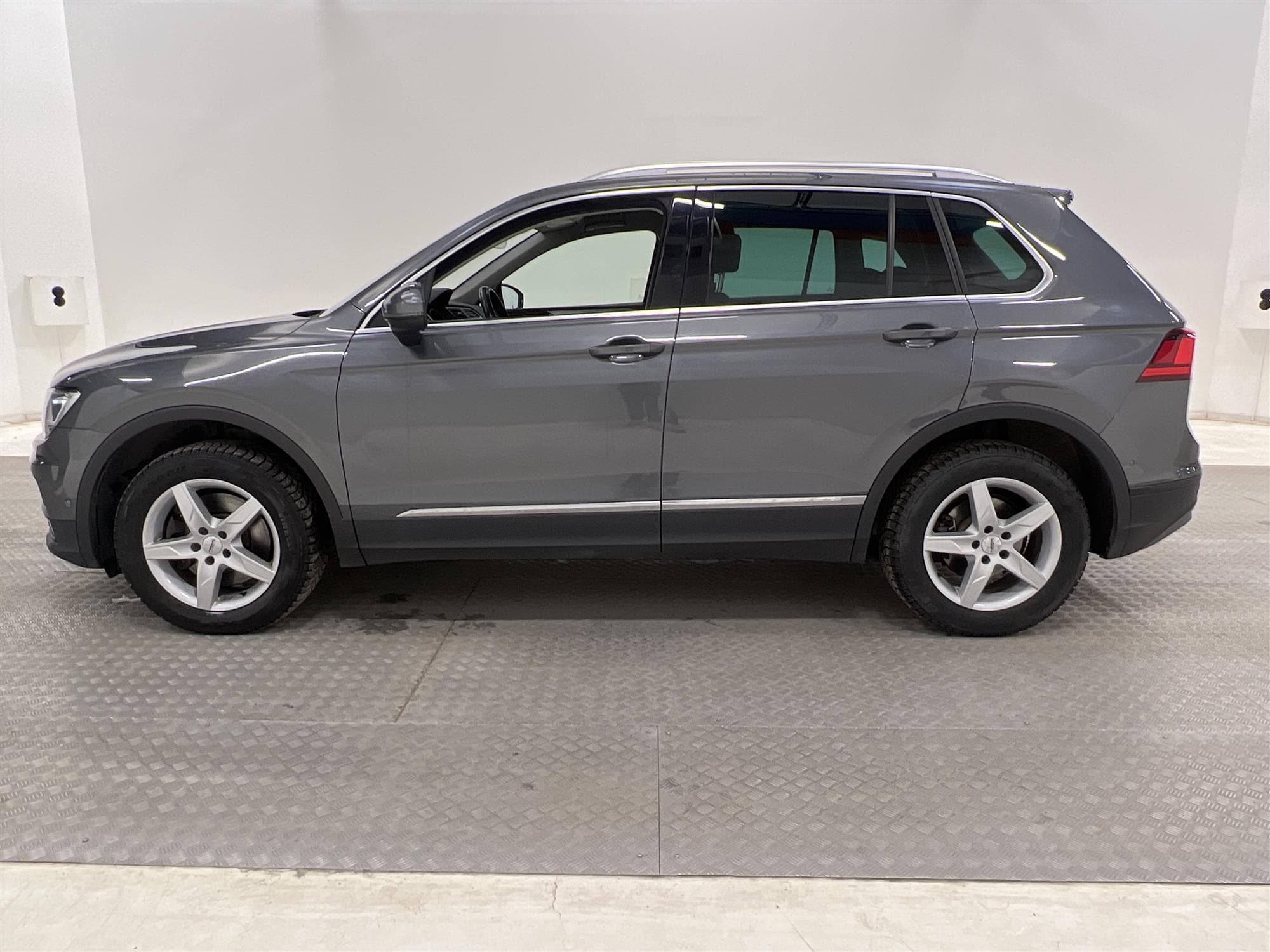 Volkswagen Tiguan 2.0 TSI 180hk Premium Kamera Värmare Drag