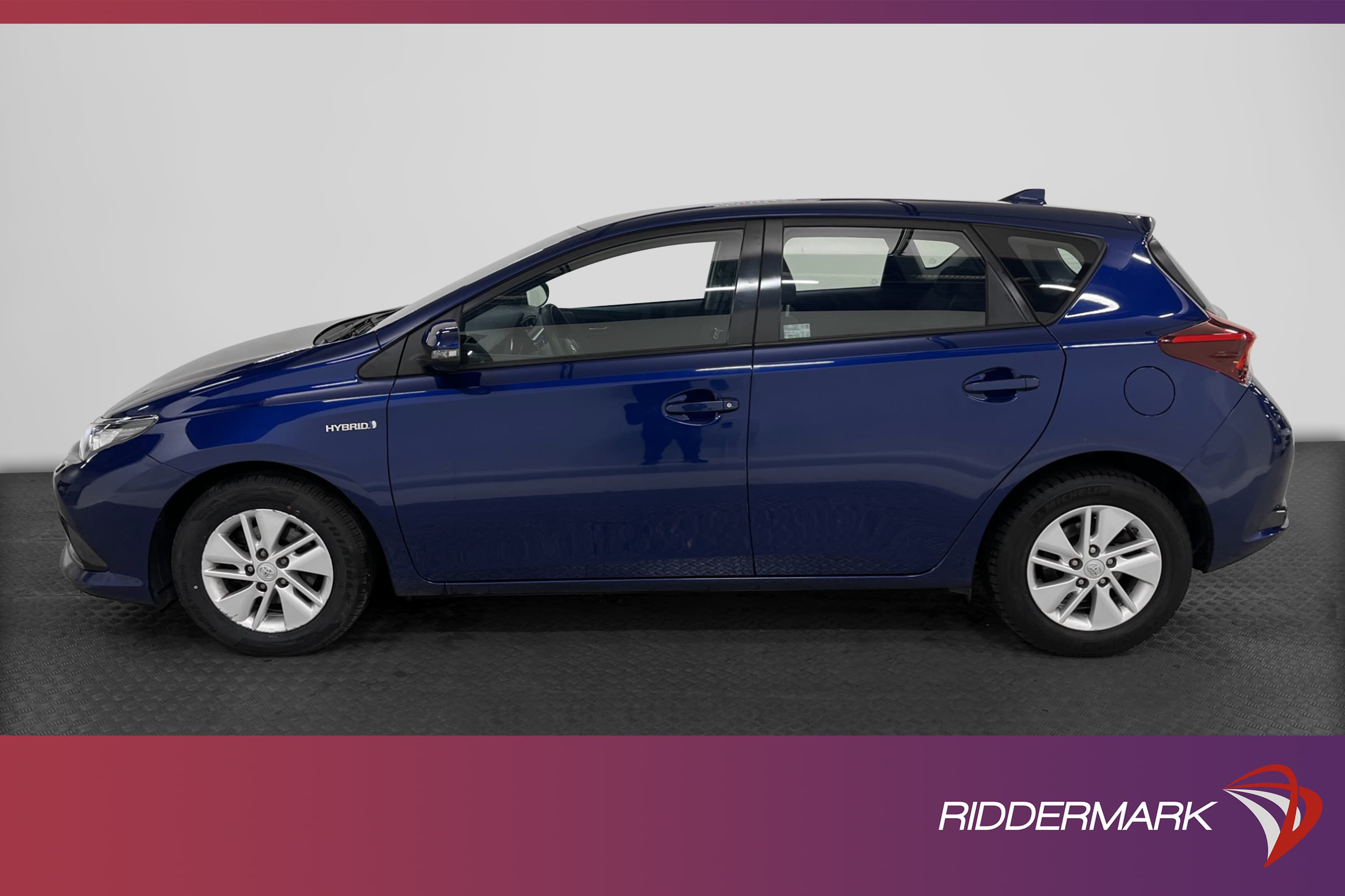 Toyota Auris Hybrid e-CVT 136hk