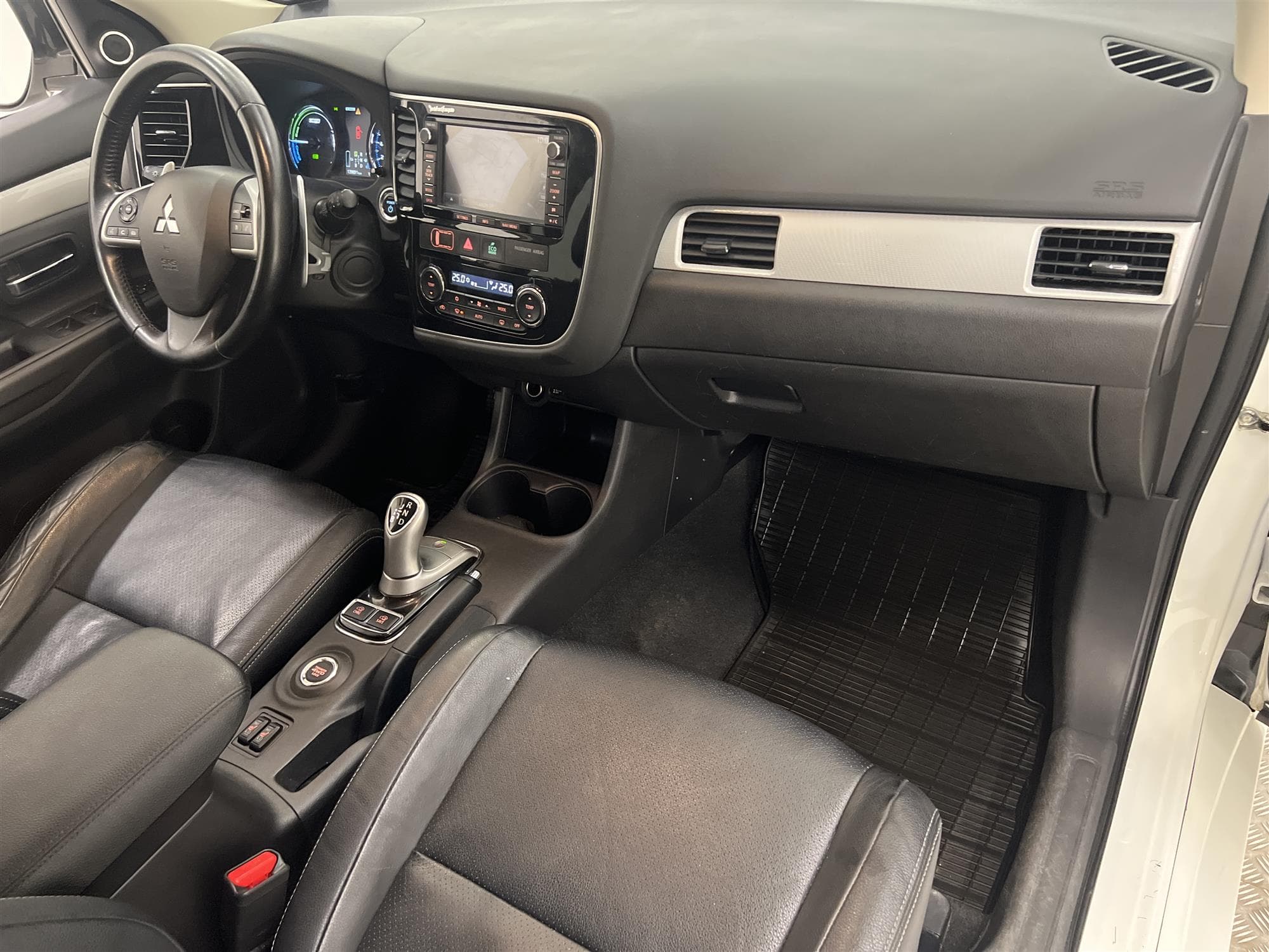 Mitsubishi Outlander 2.0 Hybrid 4WD  203hk Navi Drag B-Kam