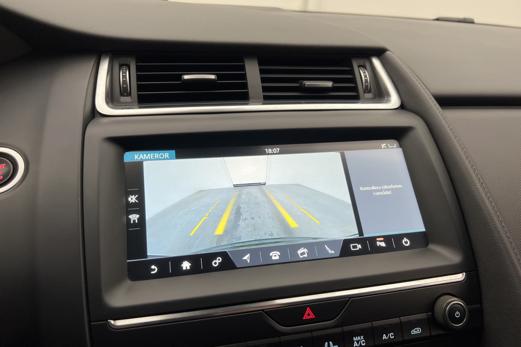 Jaguar E-Pace D150 AWD Kamera Navi Keyless P-sensorer LED