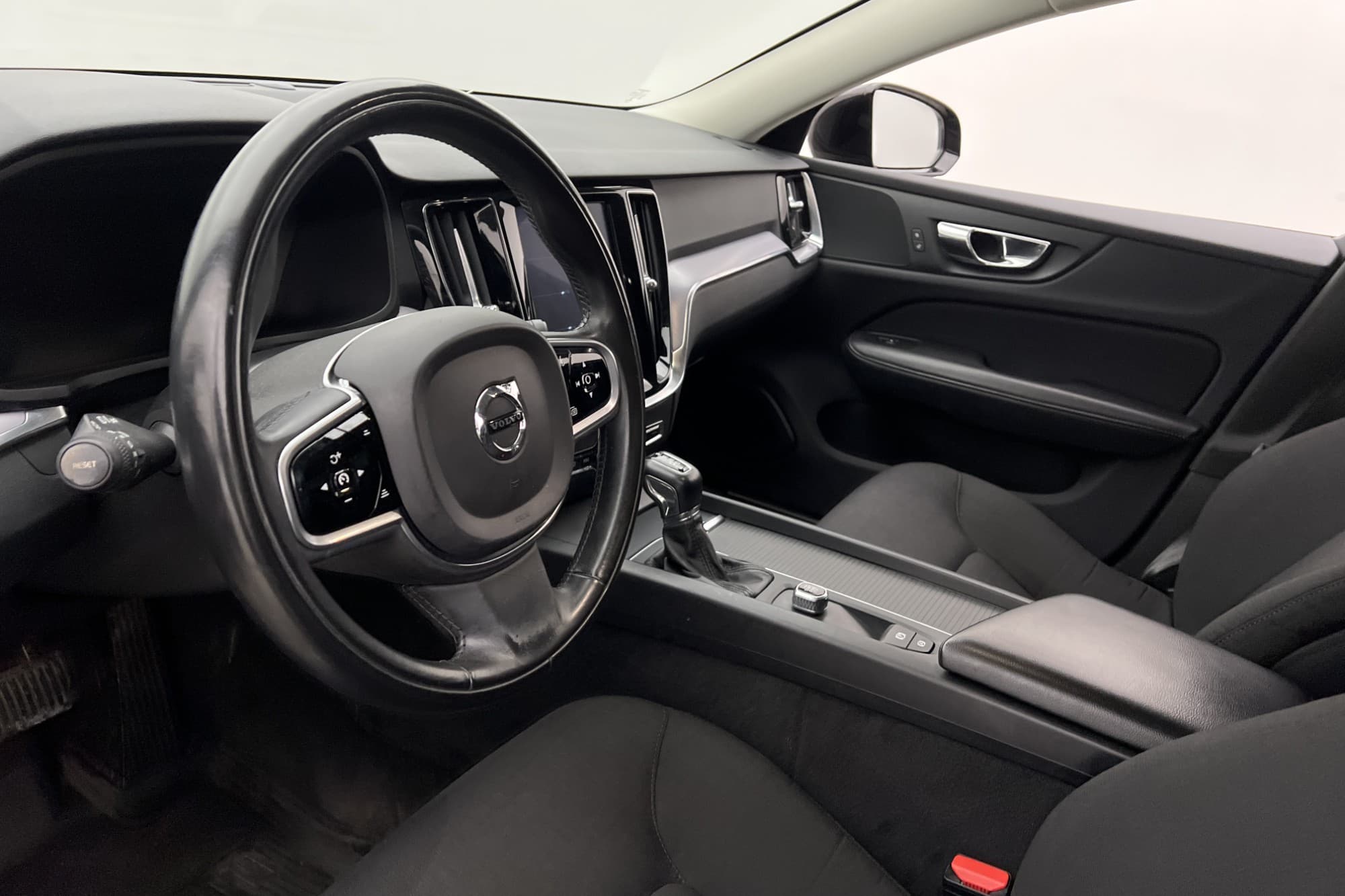 Volvo V60 D4 Momentum VOC Värmare Kamera CarPlay Rattvärme