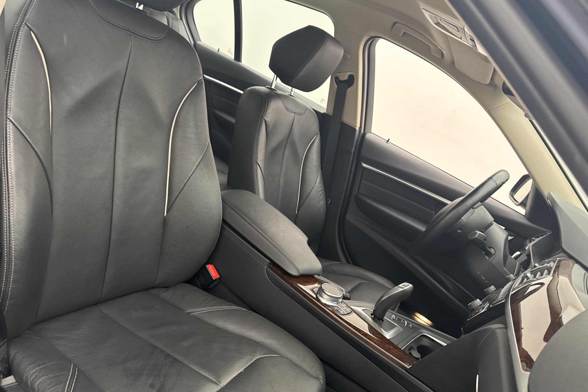 BMW 330 i Sedan 252hk Luxury Line Navigation Skinn Sensorer
