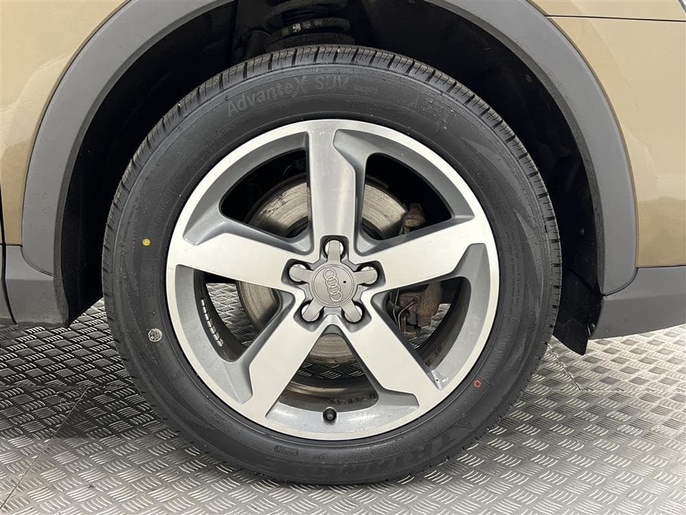 Audi Q3 2.0 TDI Quattro 140hk Pano Skinn Navi 0,57l/milinteriör