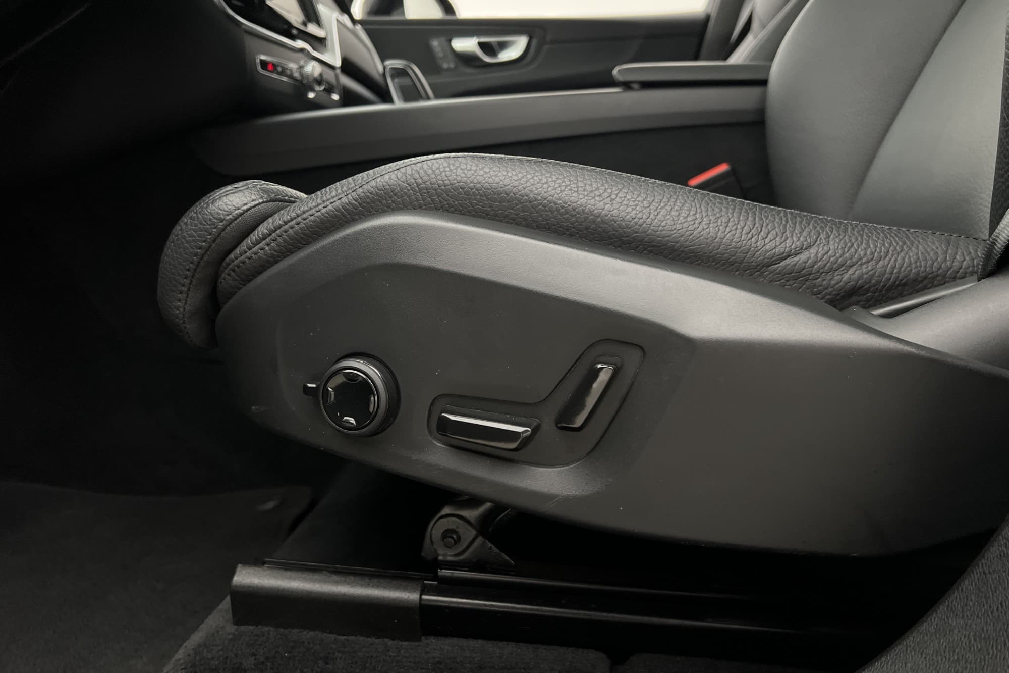 Volvo XC60 Recharge T6 AWD 350hk Plus Dark Värmare Pano Drag