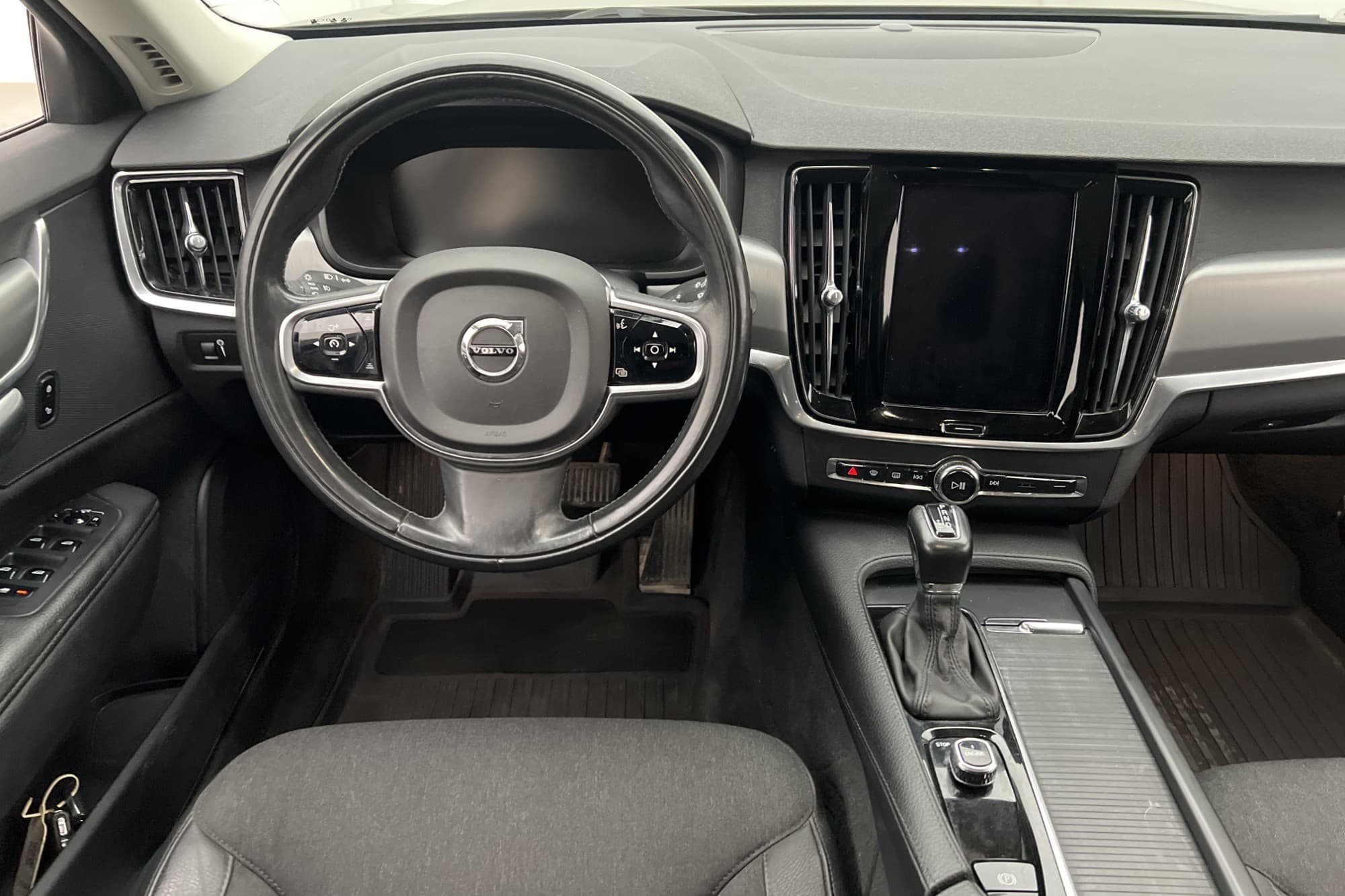 Volvo V90 D5 AWD 235hk Momentum VOC Värmare Navi Dragkrok