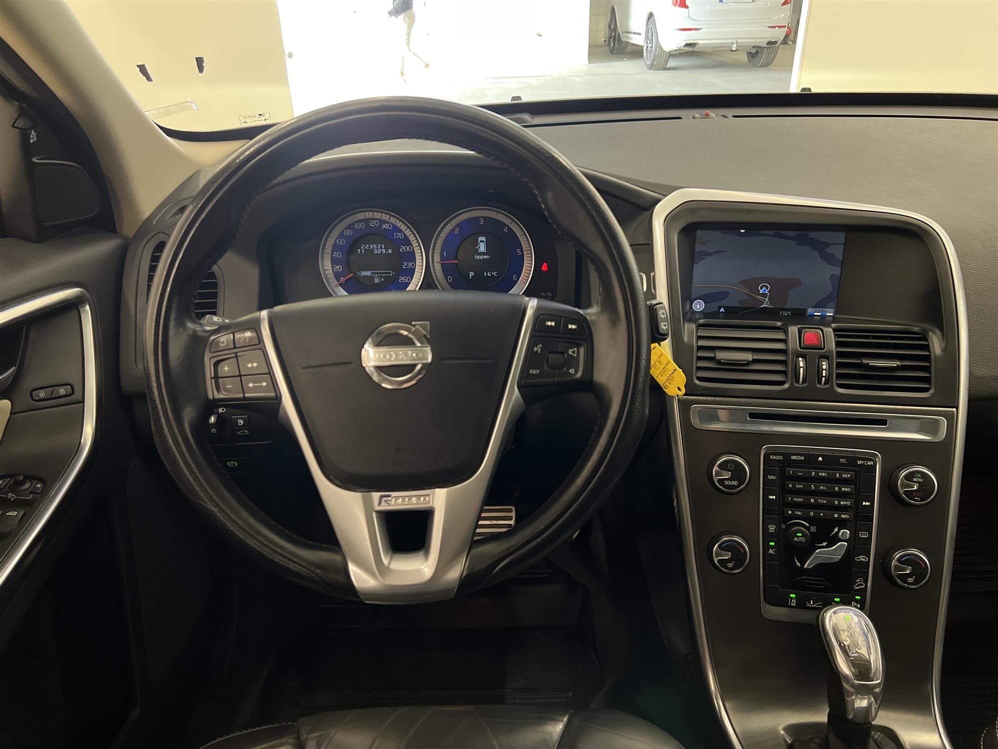 Volvo XC60 D4 AWD 163hk R Design Voc D-Värm Pano Navi BLIS