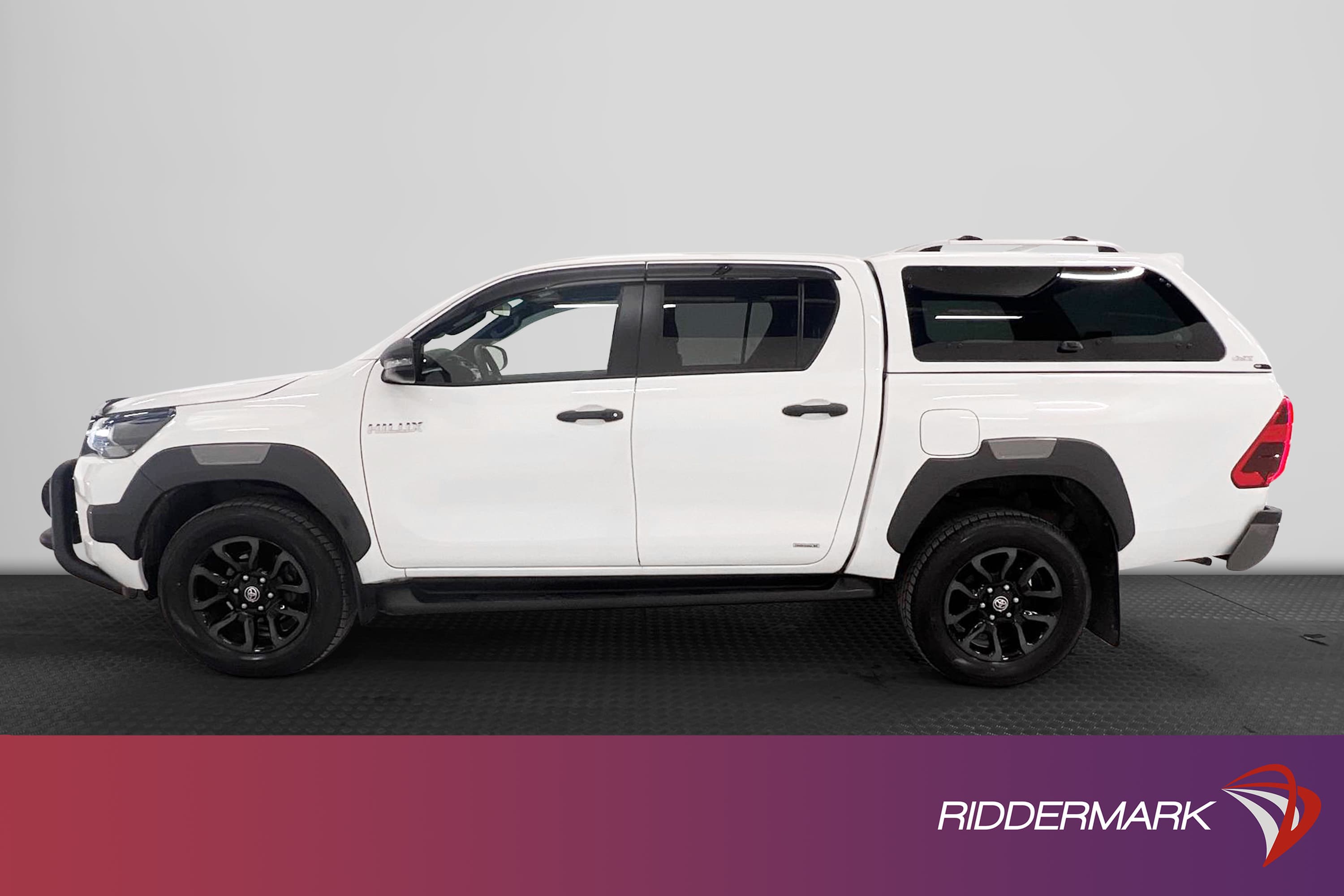Toyota Hilux Invicible 2.8 4WD 204hk Drag Kamera Skinn Moms