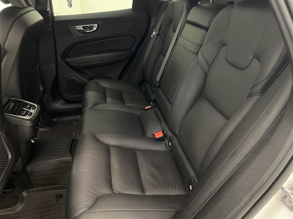 Volvo XC60 T5 250hk AWD R-Design P-Värm Navi B-Kam VoC H/Kinteriör
