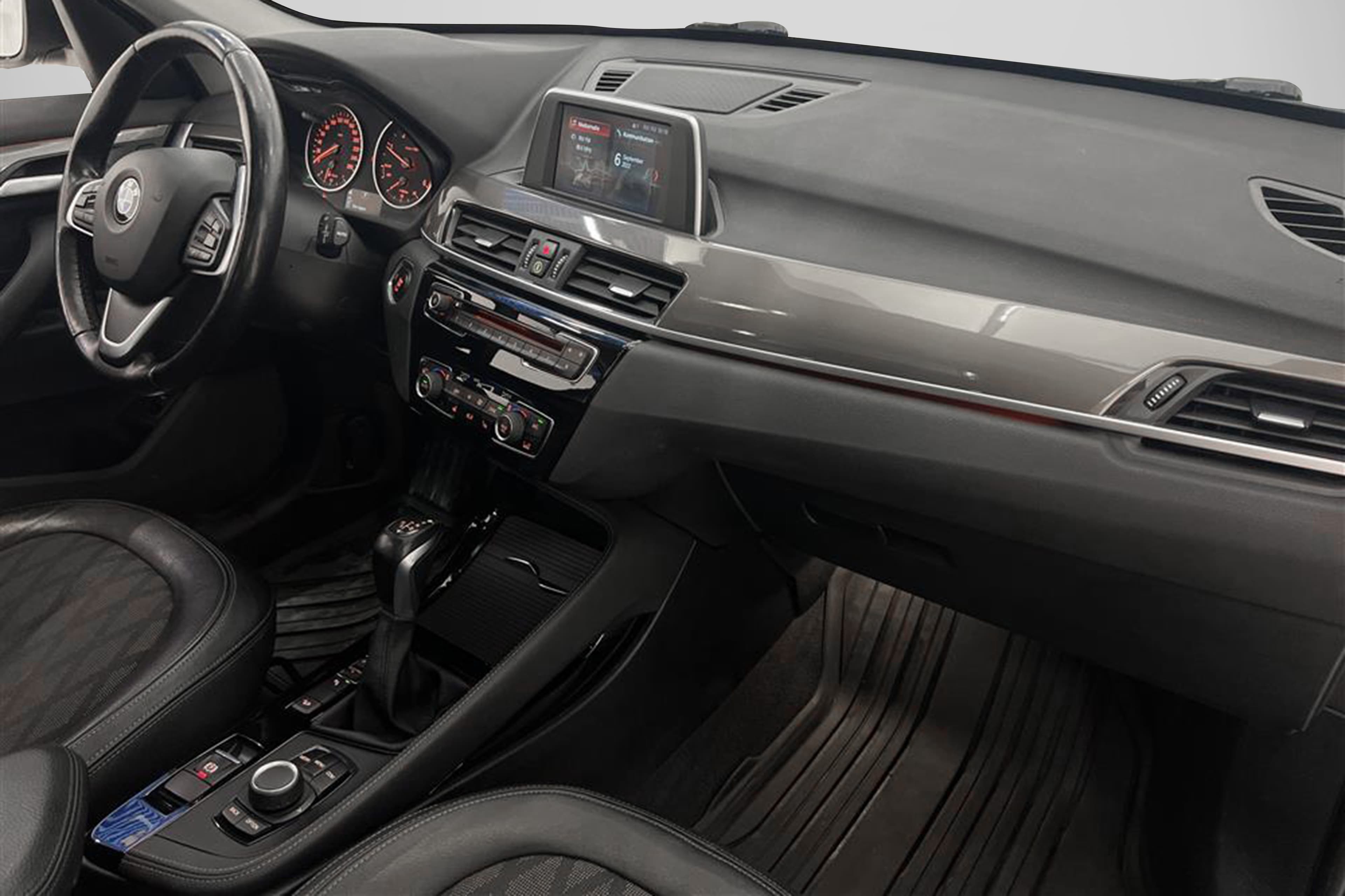 BMW X1 xDrive20d 190hk X-Line Värmare Panorama Keylessinteriör