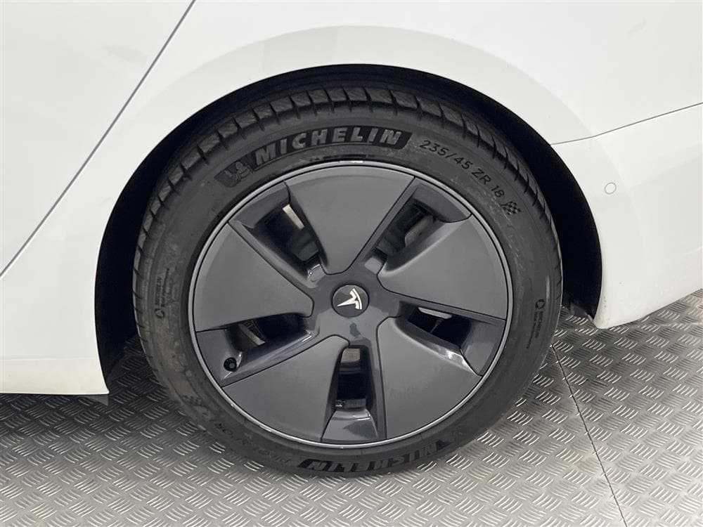 Tesla Model 3 Standard Range Plus 258hk Svensksåld Autopilotinteriör