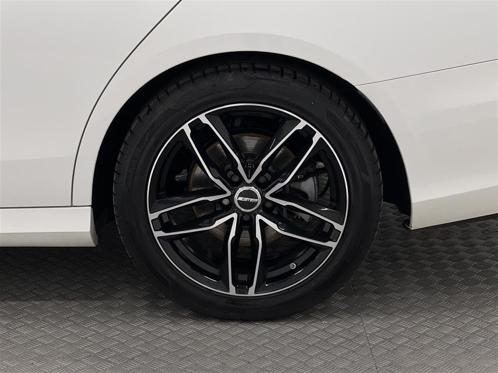 Mercedes-Benz E 220d 4M 194hk AMG Pano Wide. Värmare 360°