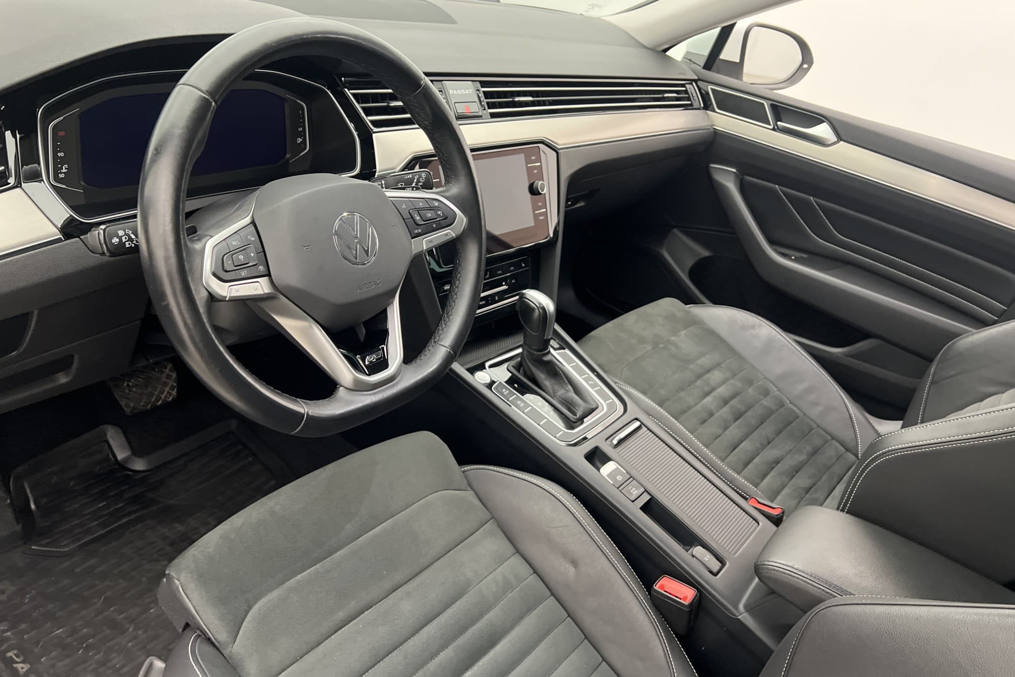 Volkswagen Passat 4M 200hk R-Line D-Värm Cockpit Kamera Drag