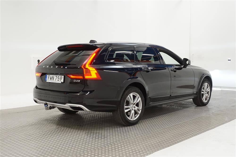 Volvo V90 D4 Cross Country AWD Pro VOC Värmare Navi HUD Drag