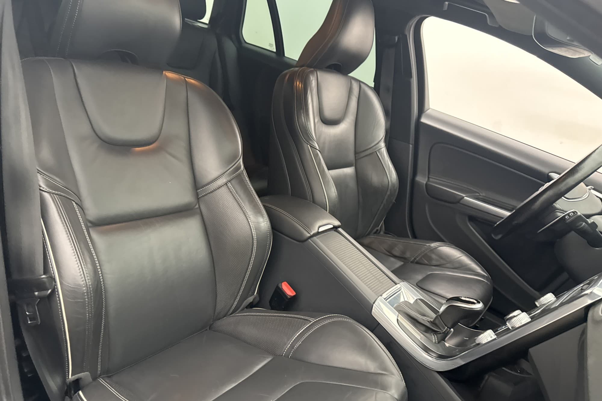 Volvo V60 D4 AWD 190hk R-Design VOC D-Värmare Skinn Rattvärm