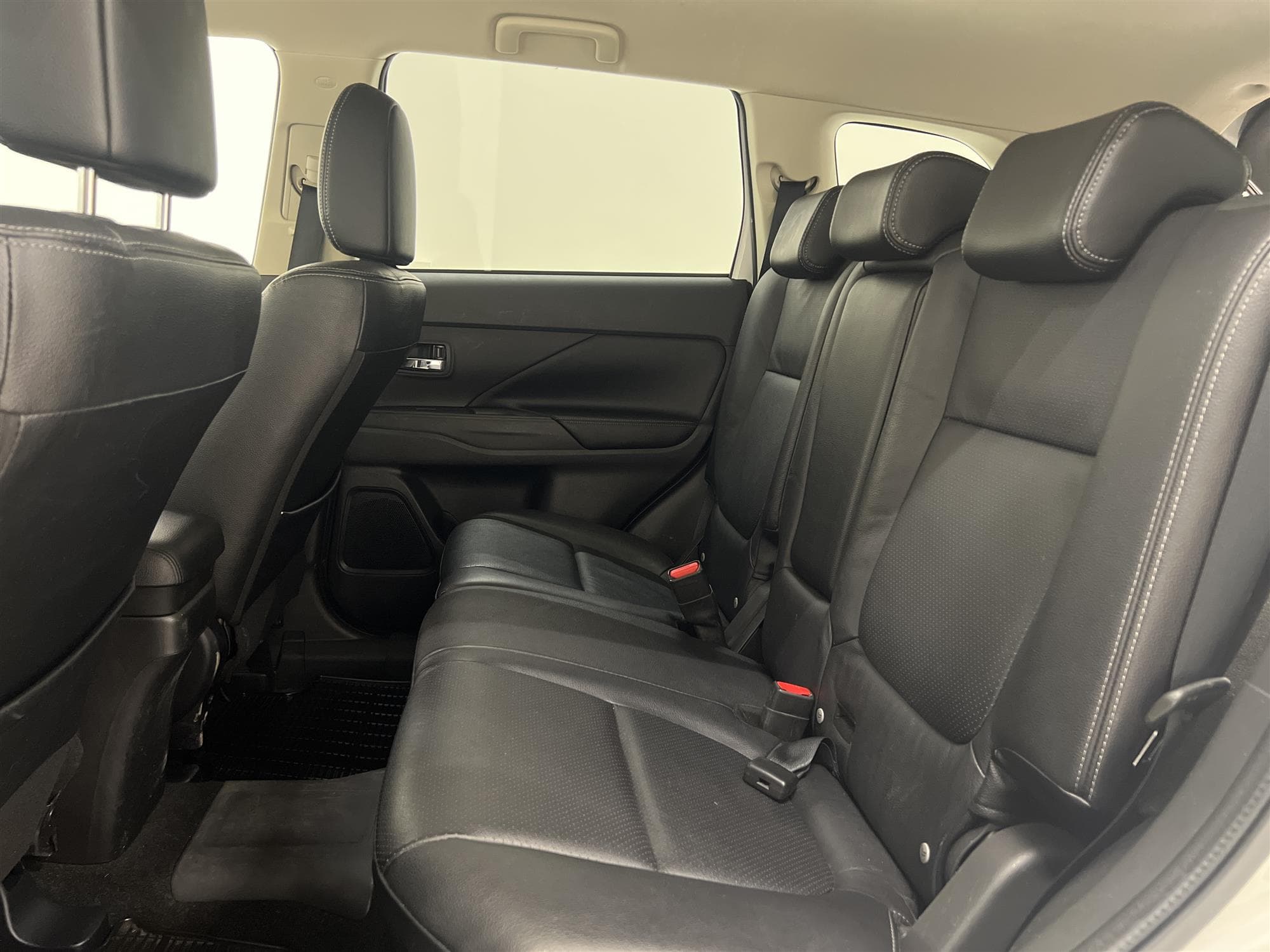Mitsubishi Outlander 2.0 Hybrid 4WD  203hk Navi Drag B-Kam