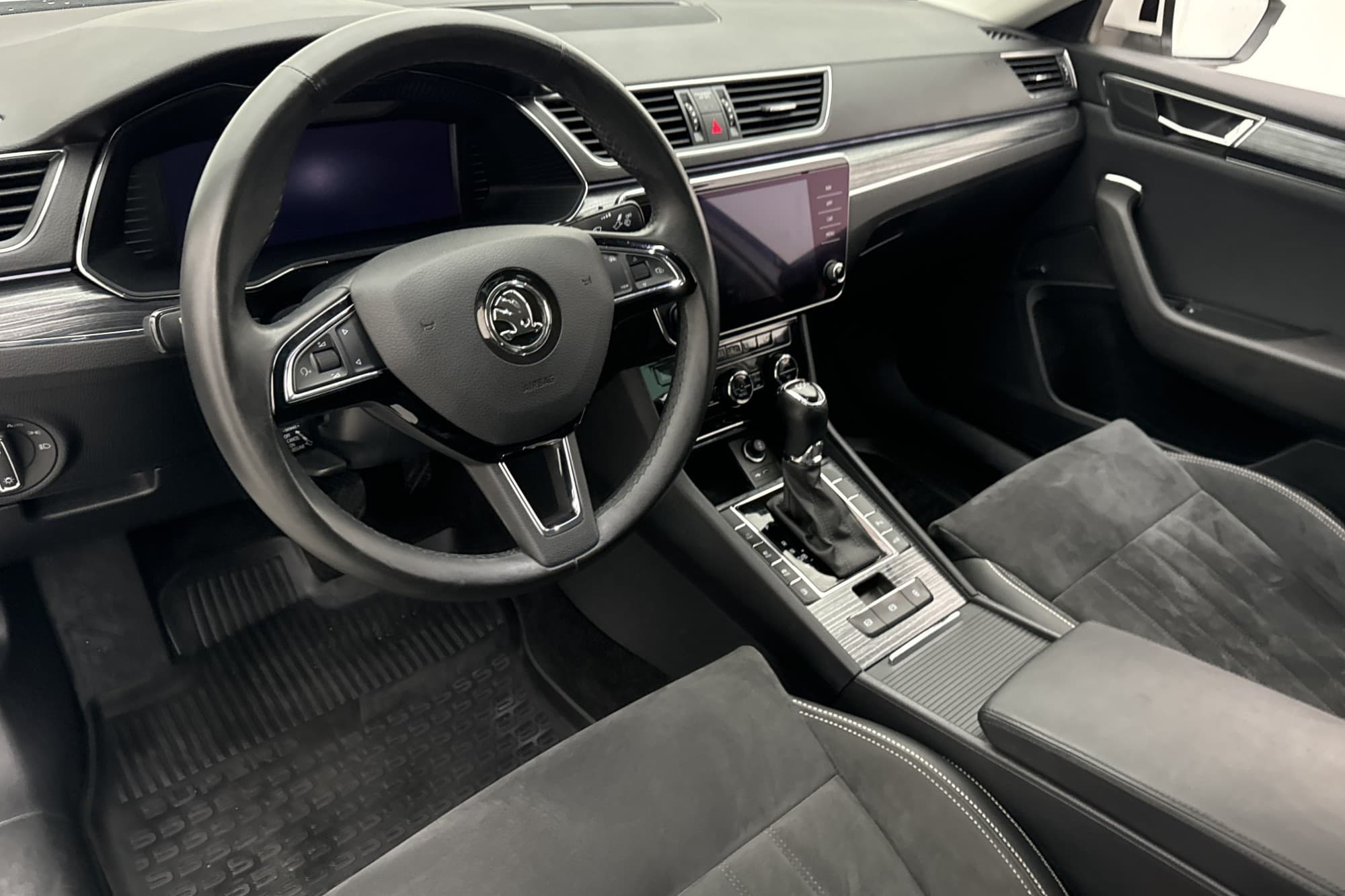 Skoda Superb iV Plug-In Business Cockpit Värmare Navi Drag