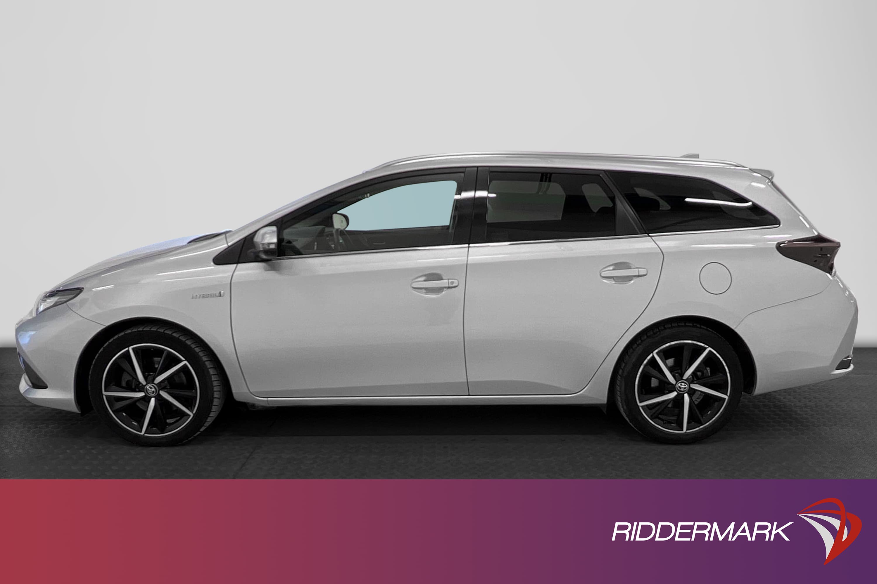 Toyota Auris Hybrid e-CVT 136hk