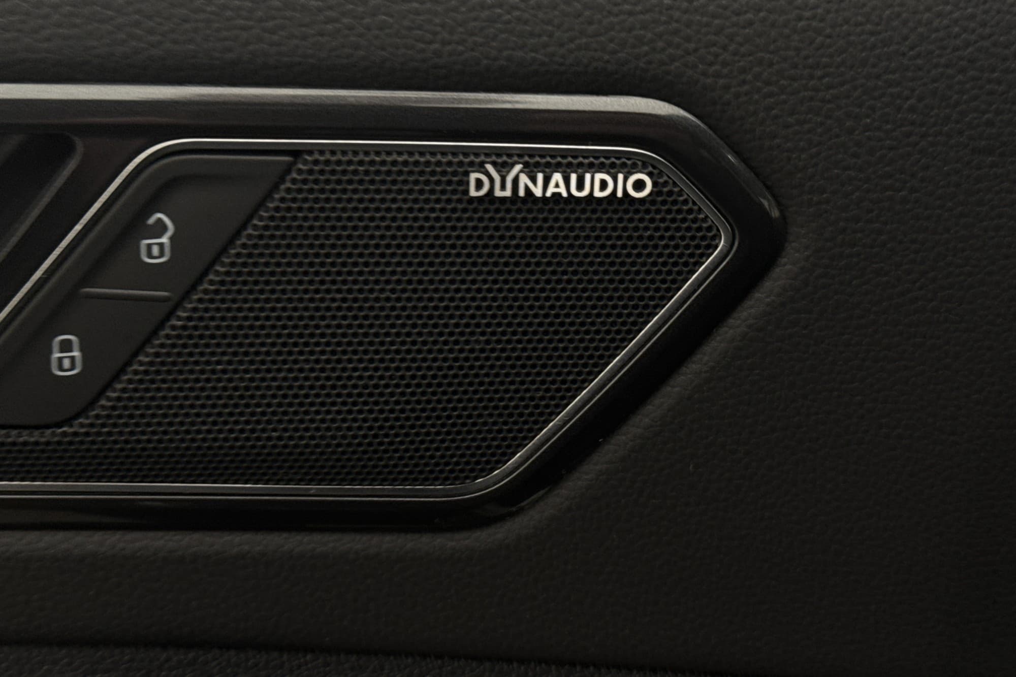 Volkswagen Tiguan 4M 150hk Värm Dynaudio Cockpit Kamera Drag