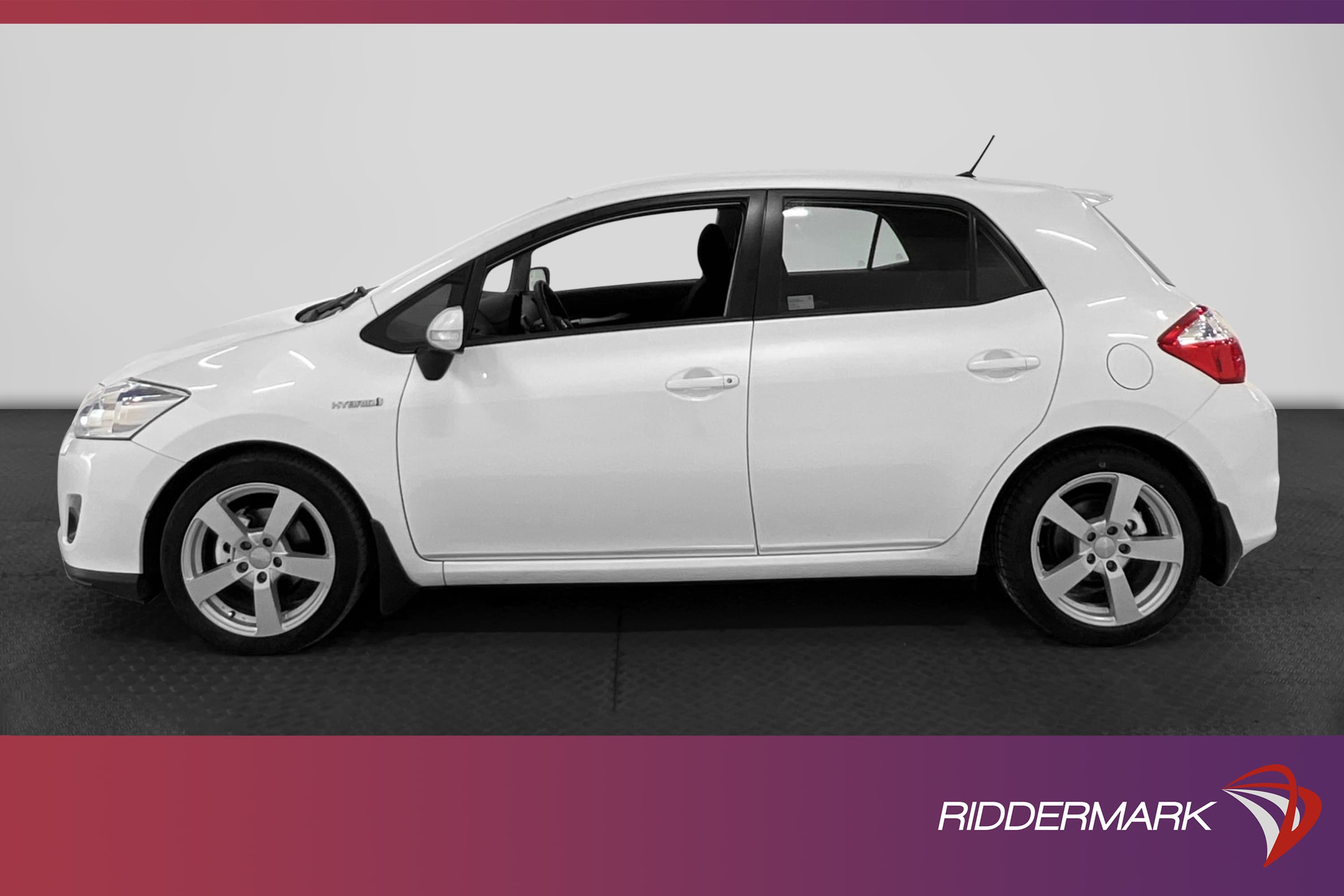 Toyota Auris Hybrid e-CVT 136hk
