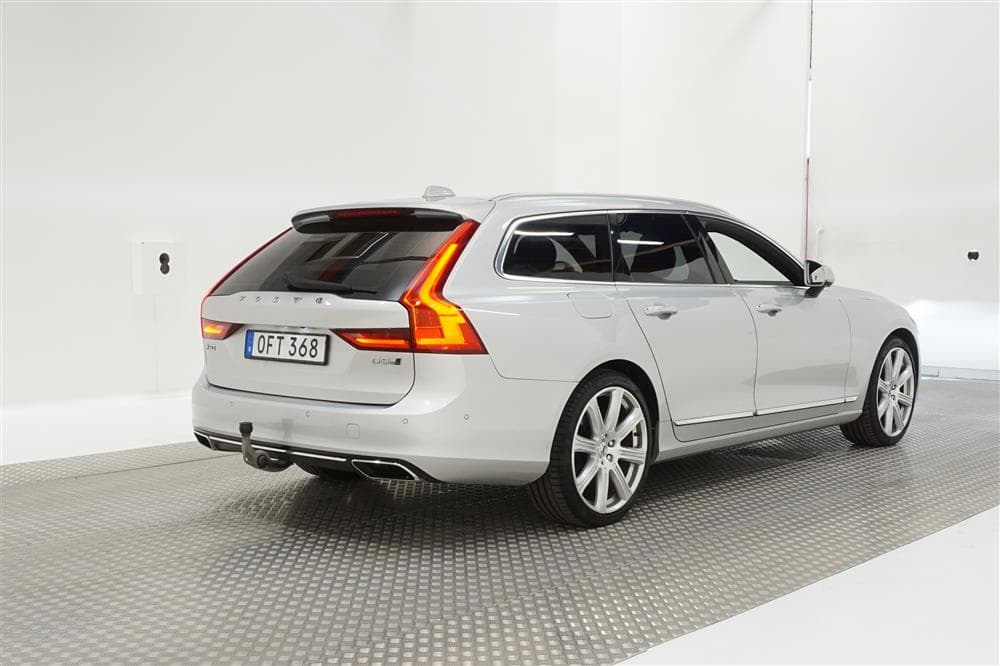Volvo V90 D5 AWD Inscription VOC Pano B&W 360° HUD 0,49L/Mil