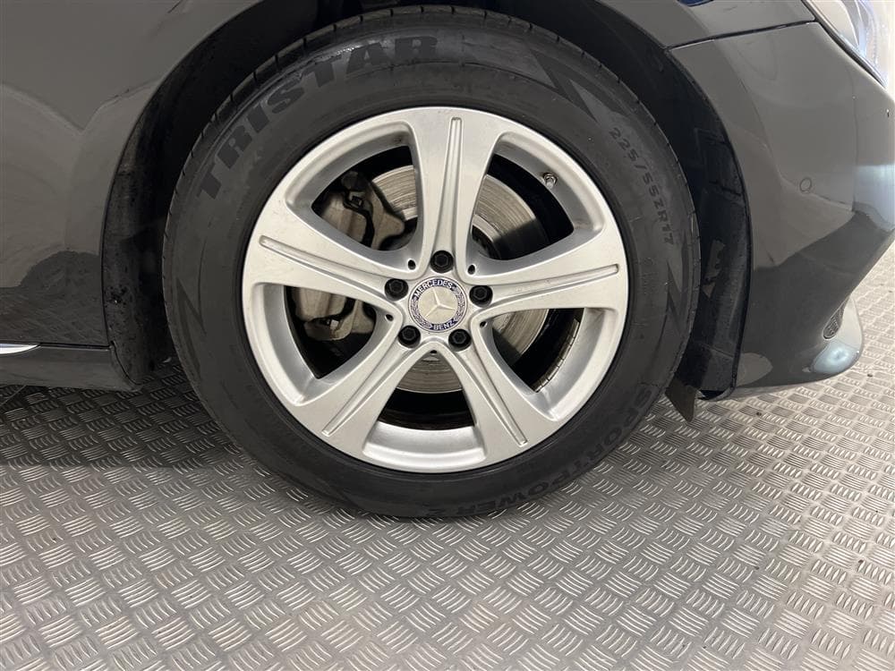 Mercedes-Benz E 220 d 4M 194hk D-värme Burmester 360° Draginteriör