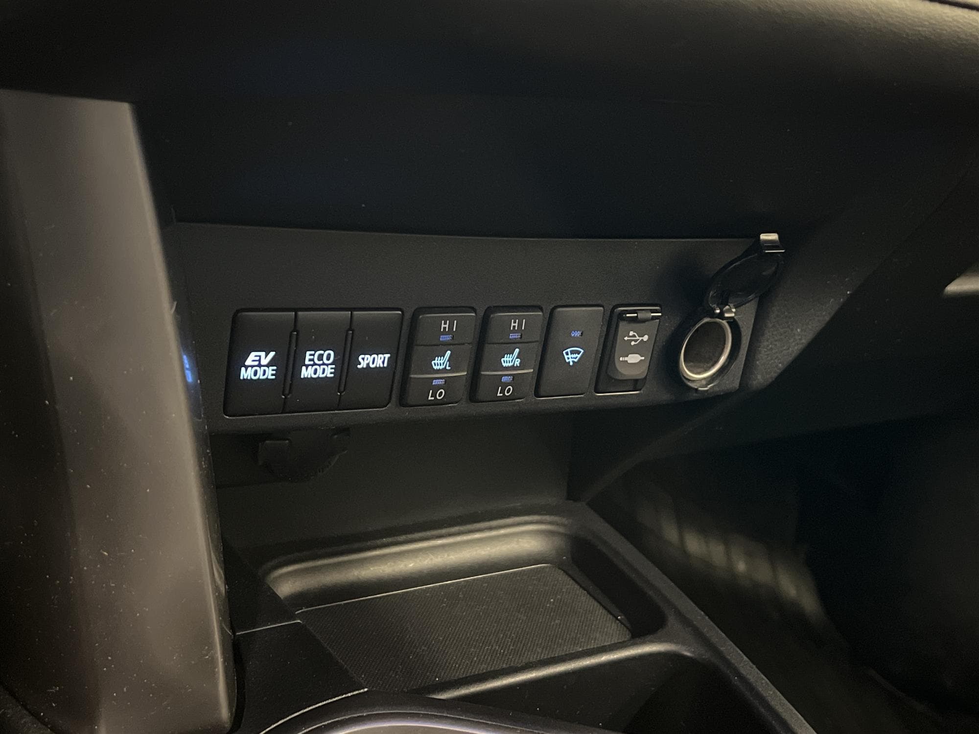 Toyota RAV4 Hybrid AWD 197hk Executive Drag Skinn B-Kam