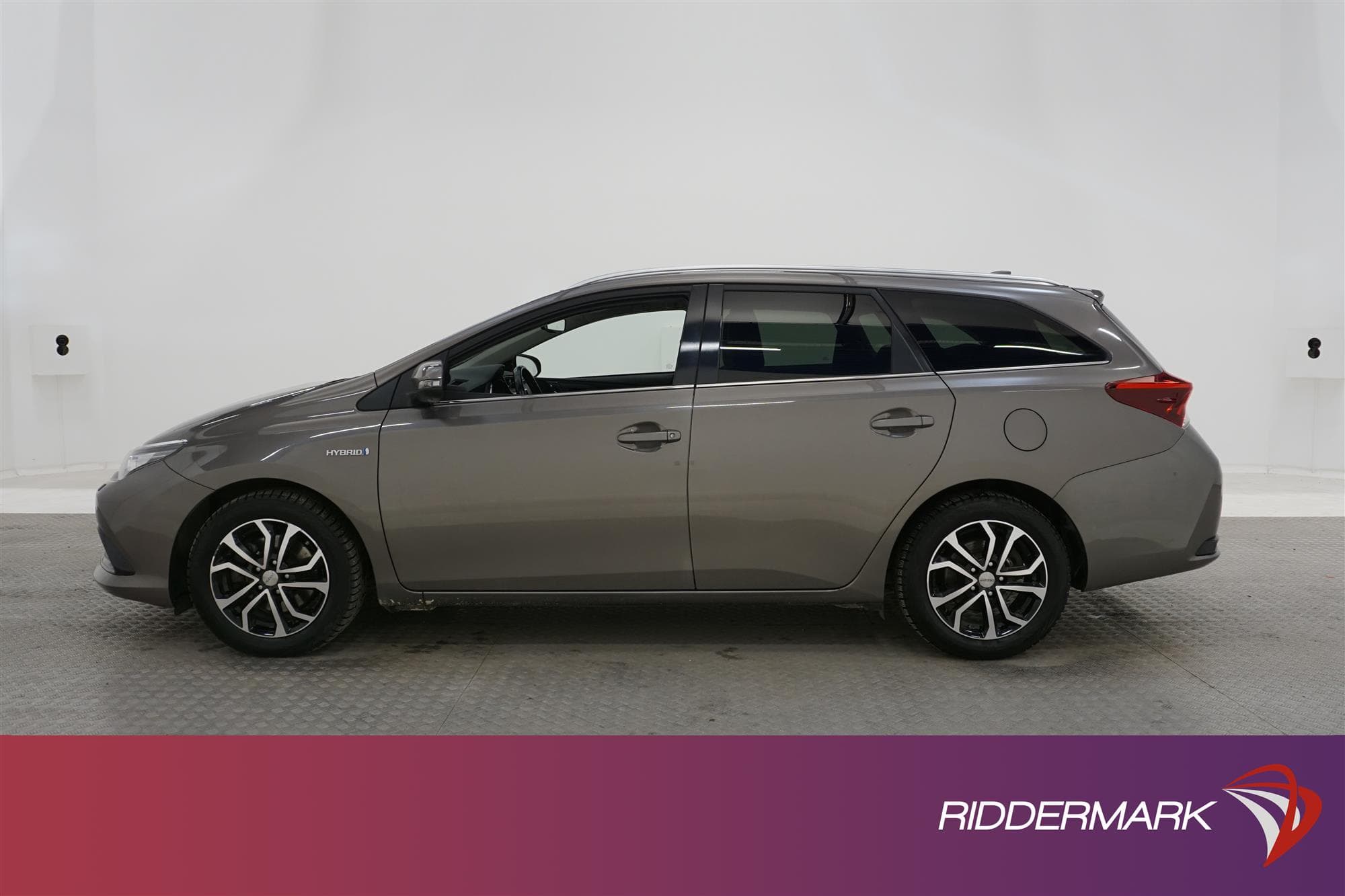 Toyota  Auris Hybrid e-CVT 136hk