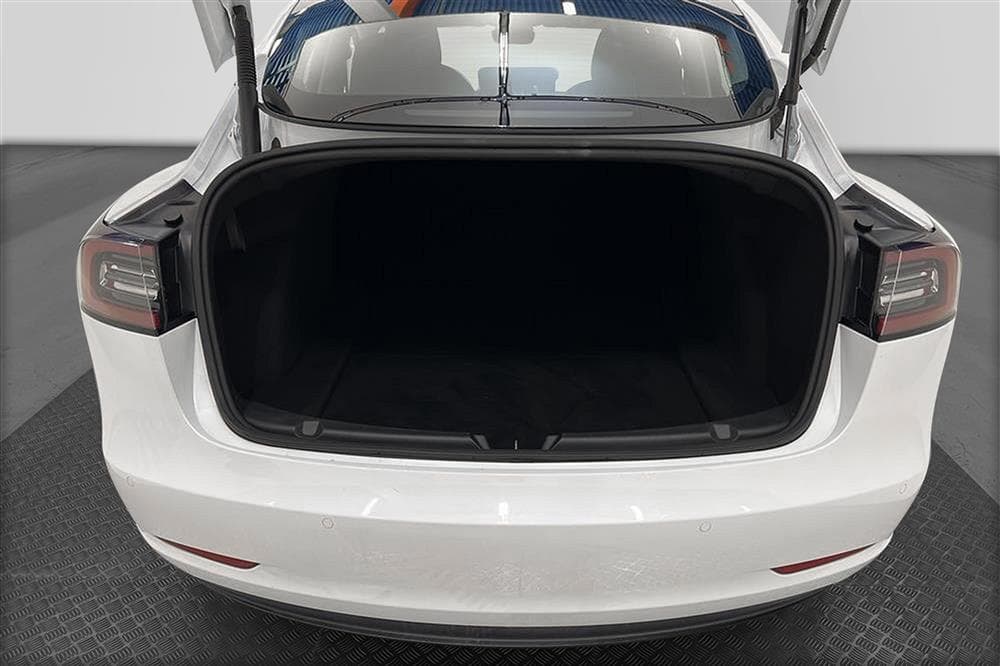 Tesla Model 3 Standard Range Plus 258hk Svensksåld Autopilotinteriör