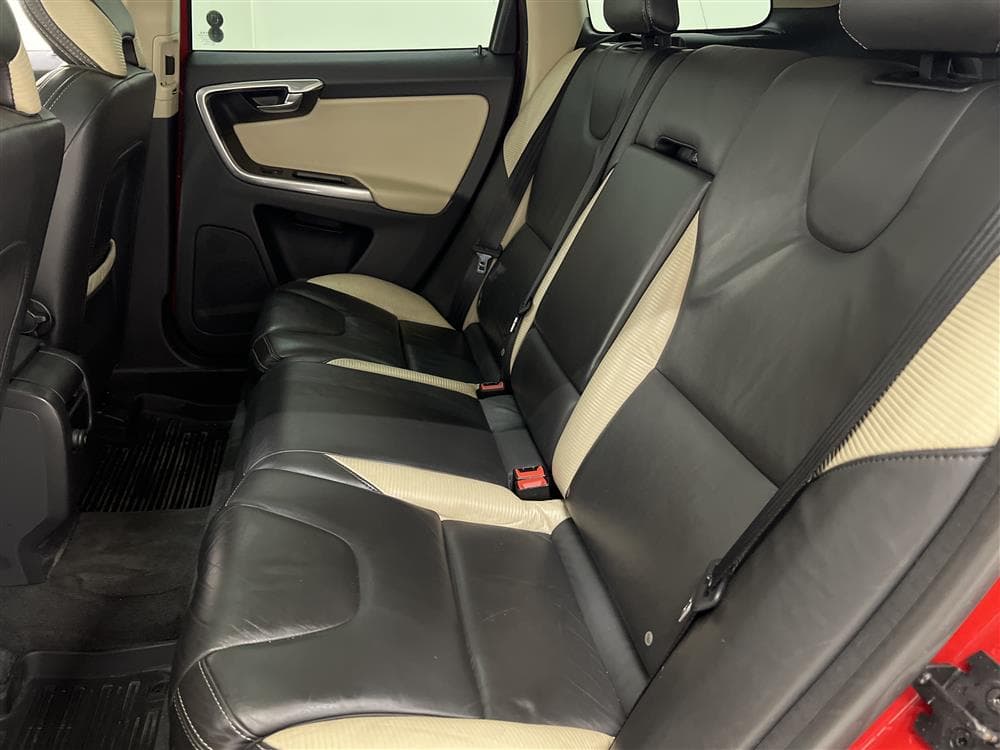 Volvo XC60 D3 163hk AWD R-Design D-Värm VOC Pano Skinn Naviinteriör