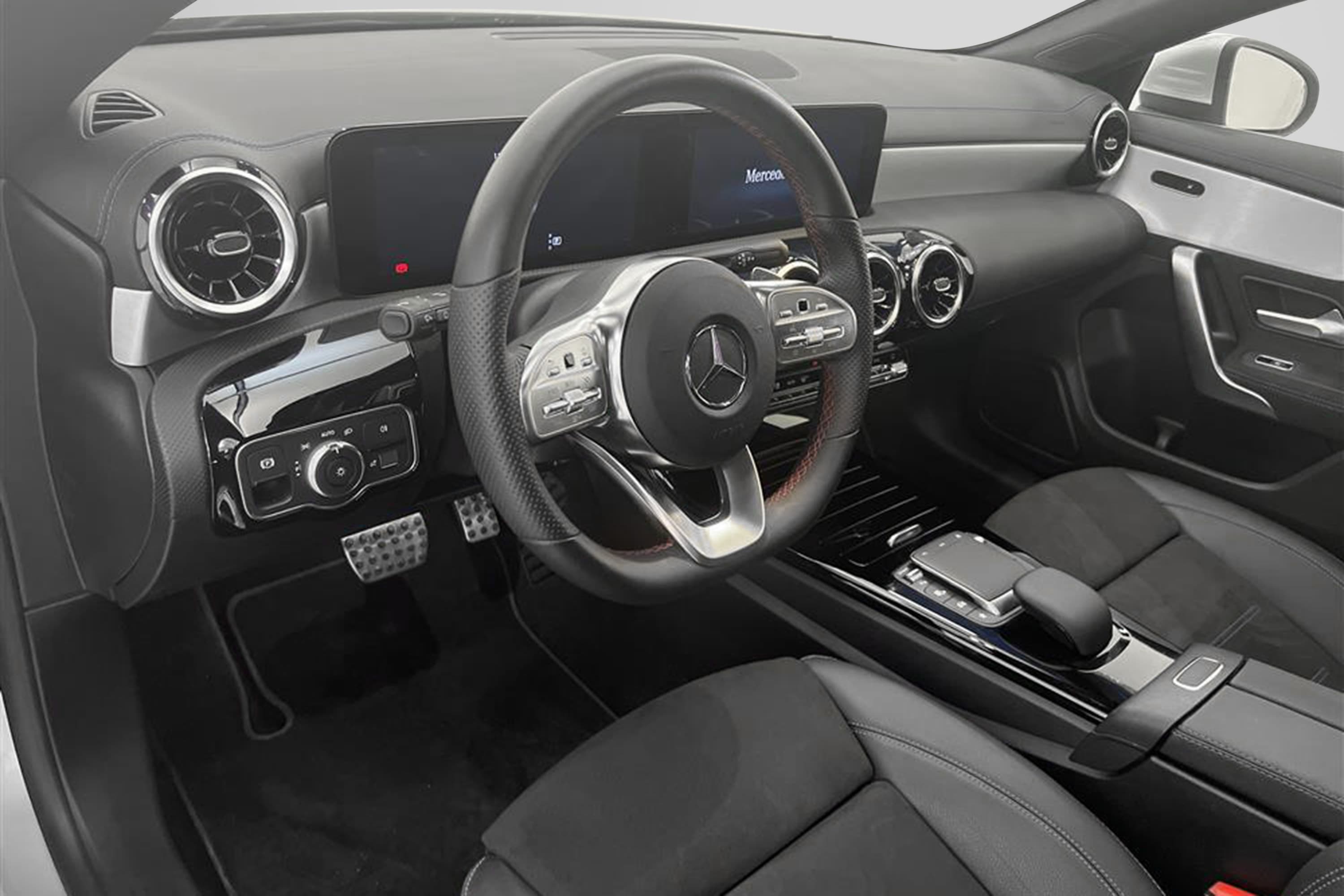 Mercedes-Benz CLA 200 d 150hk AMG Widescreen Pano Navi B-Kaminteriör