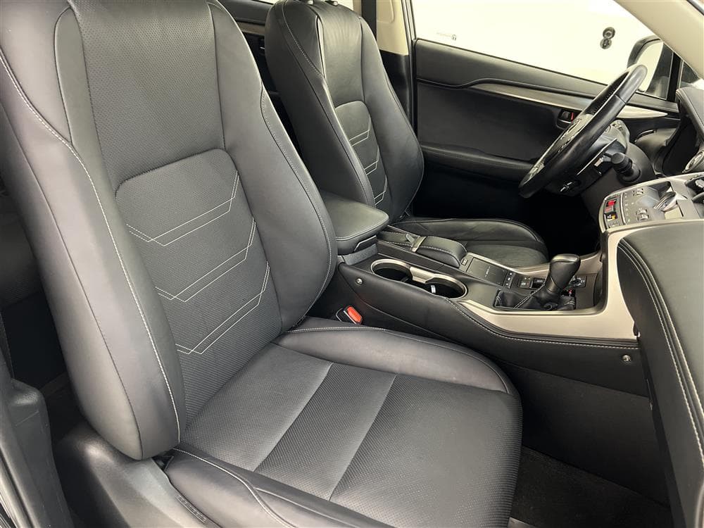 Lexus NX 300h 197hk AWD Executive Skinn B-Kam Navi 0,59l/milinteriör