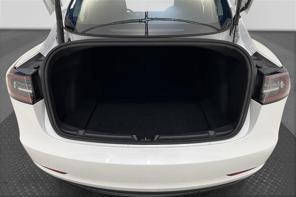 Tesla Model 3 Long Range AWD 440hk Svensksåld Premiuminteriör