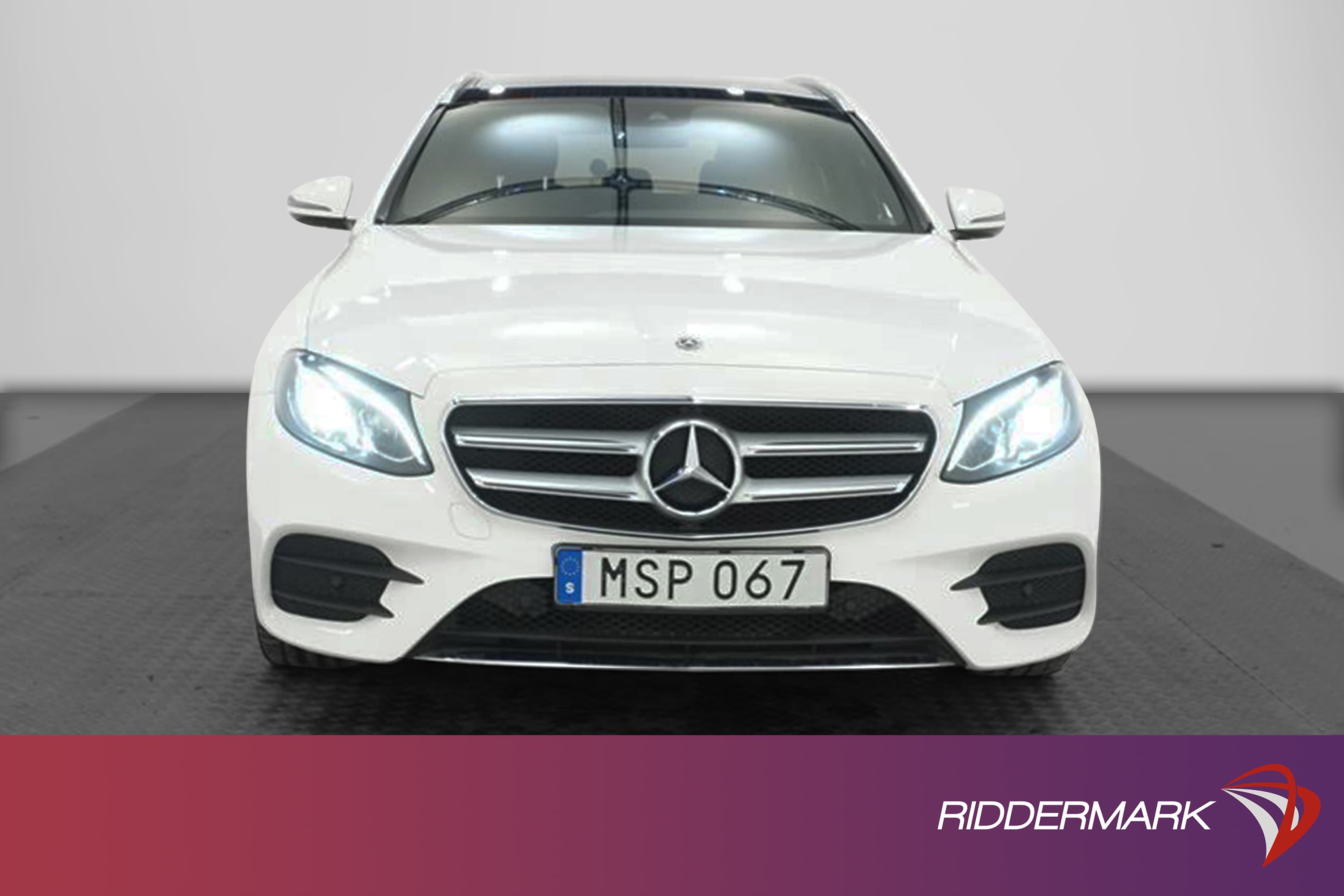 Mercedes-Benz E 220d 194hk AMG Värmare Pano Drag Navi Kamera