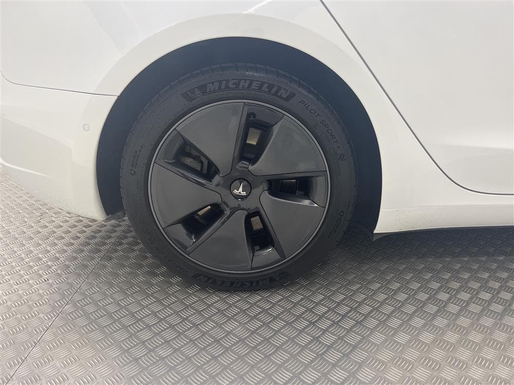 Tesla Model 3 Long Range AWD 440hk Svensksåld Premiuminteriör