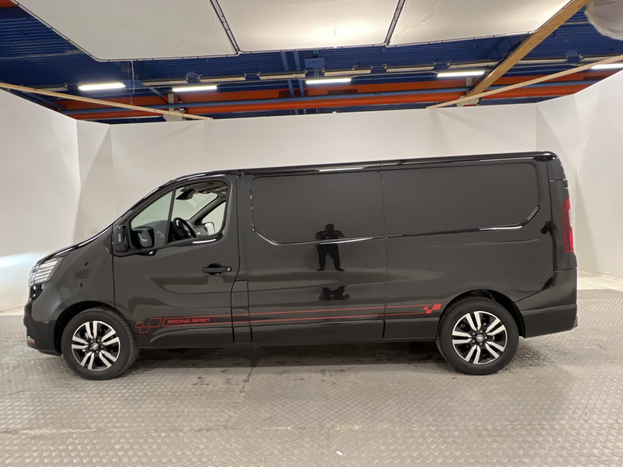 Renault Trafic L2 Racing Spirit 170hk Dragkrok Kamera Moms 