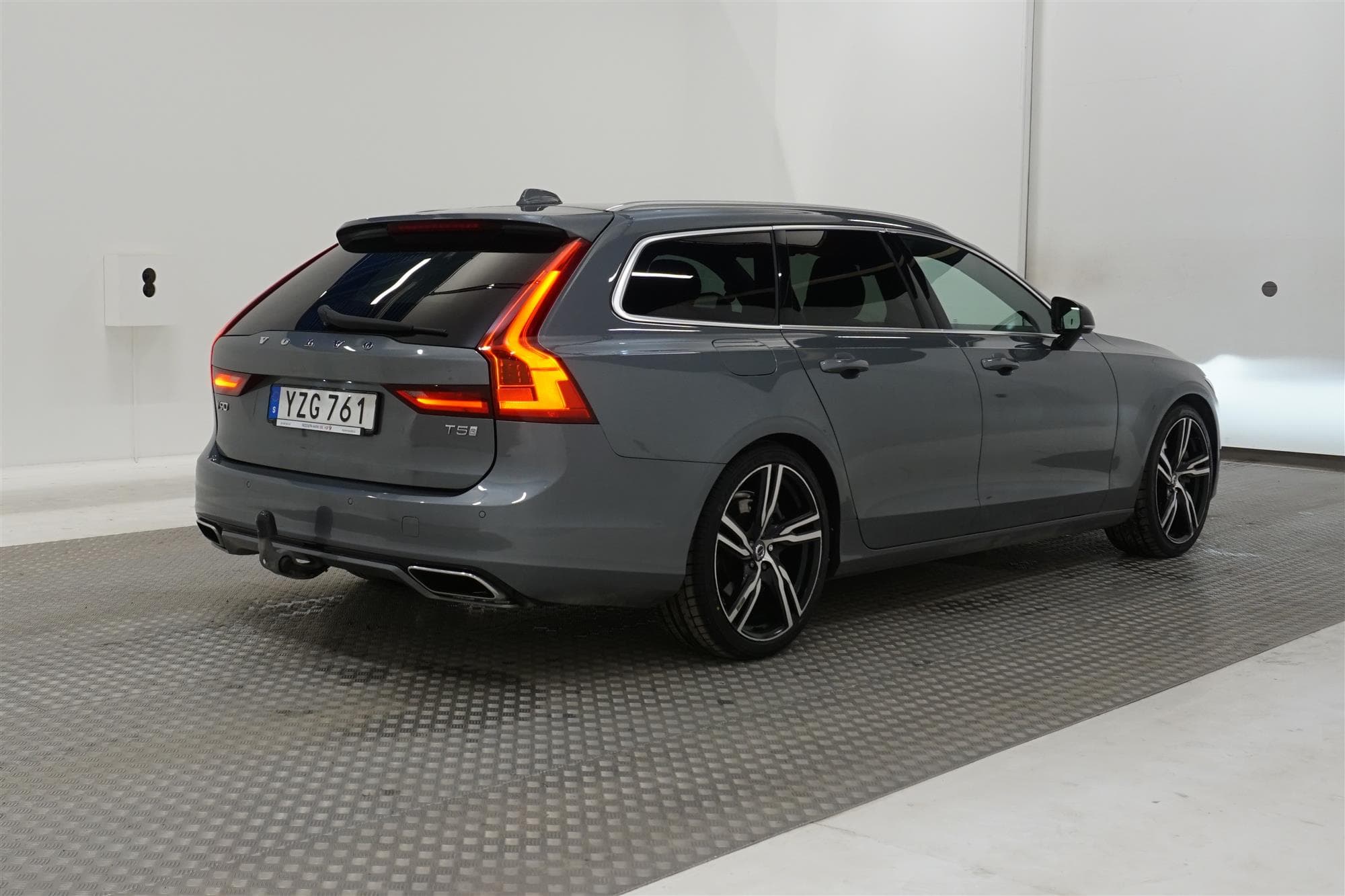 Volvo V90 T5 250hk R Design VOC B-Värm Navi BLIS Drag