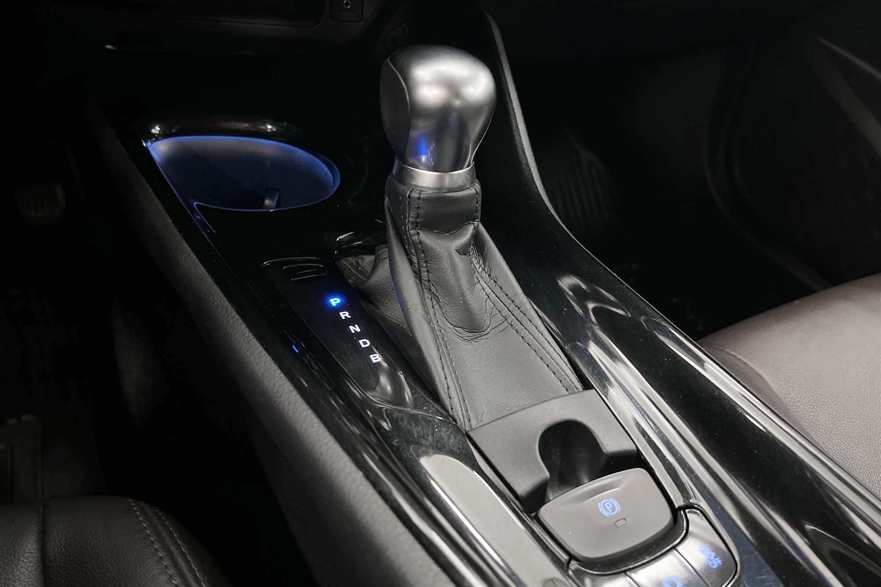 Toyota C-HR Hybrid CVT 122hk Executive M-Värm JBL Navigator