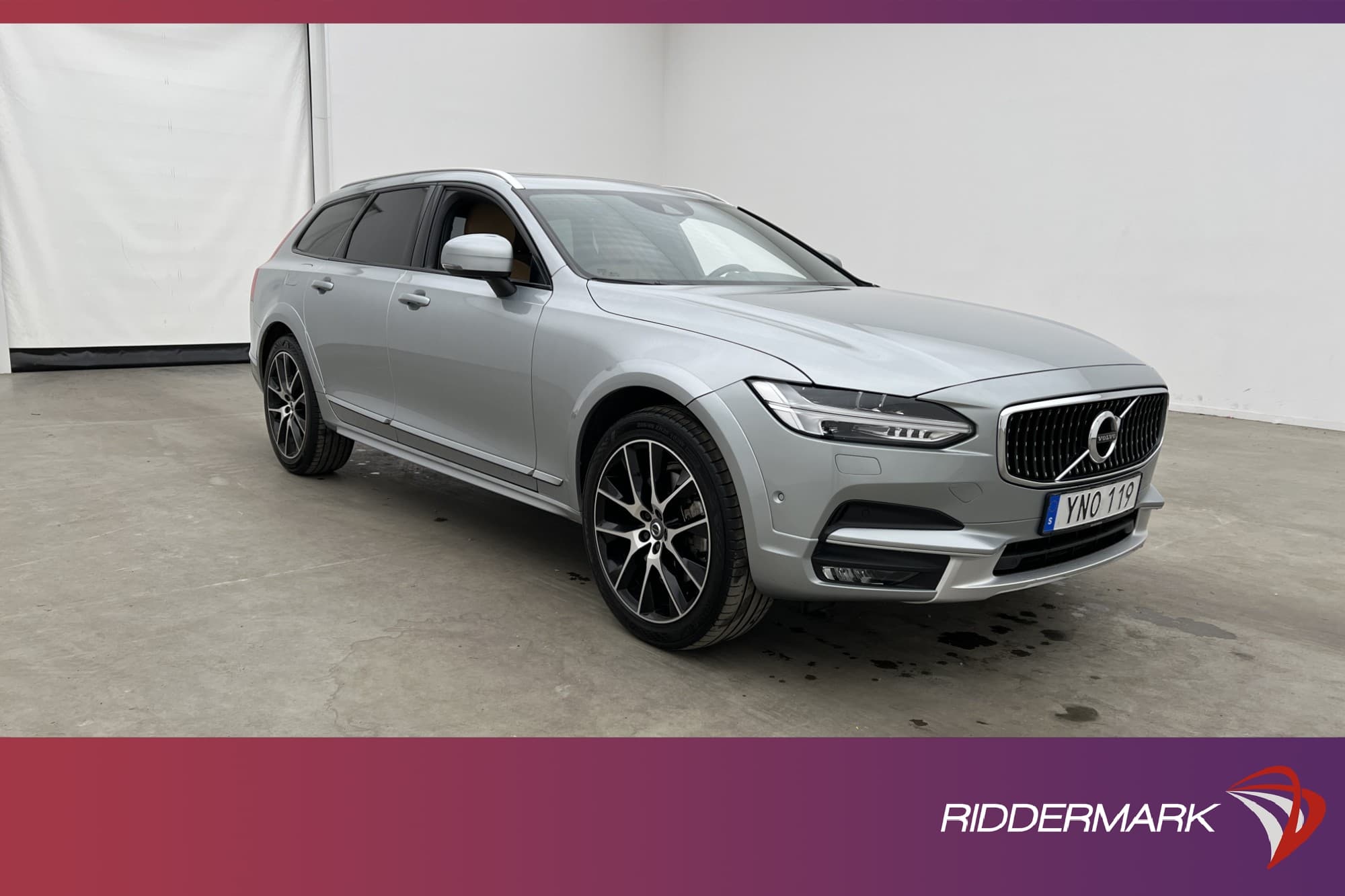 Volvo V90 Cross Country D4 AWD Pro B&W Pano HUD Skinn Drag