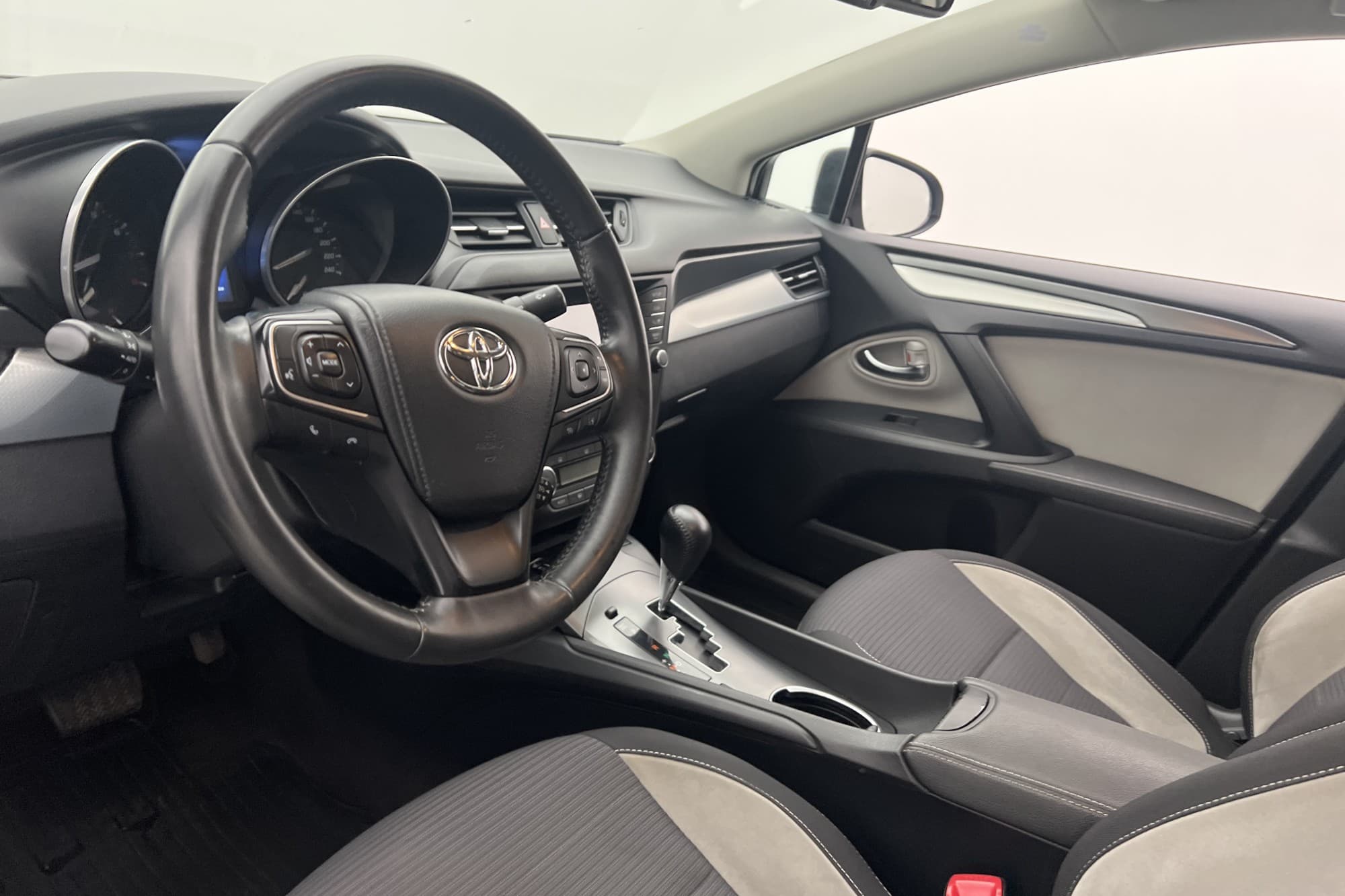Toyota Avensis 1.8 147hk M&K-Värmare Kamera Navi Drag
