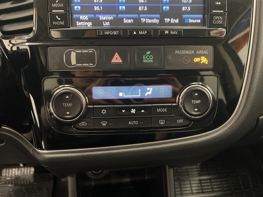 Mitsubishi Outlander 4WD Business Kamera 7-Sits HELG KAMPANJinteriör