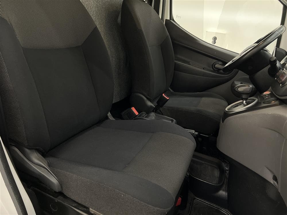 Nissan e-NV200 40,0 kWh 109hk El-skåpbil Kamera Moms 