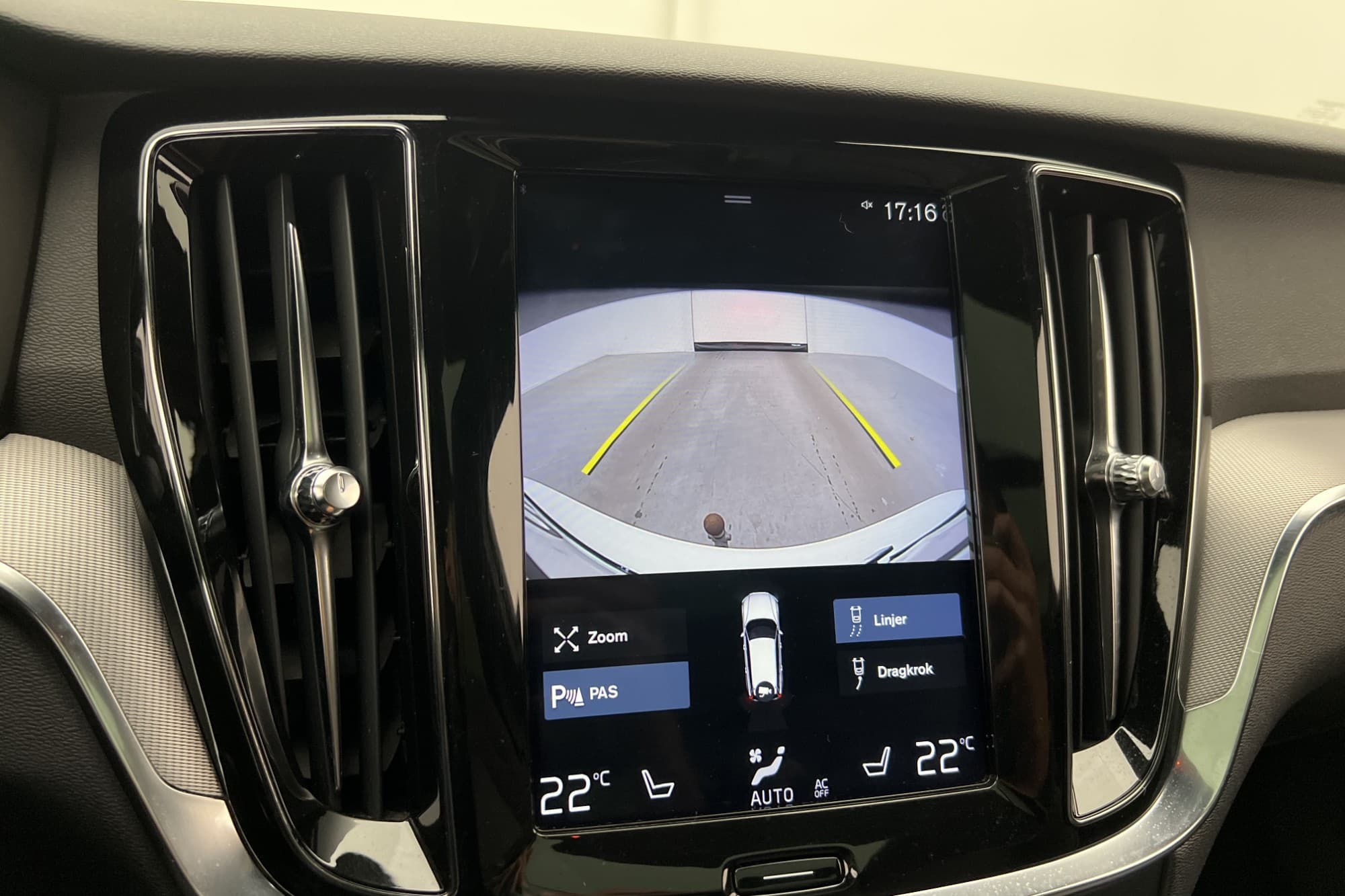 Volvo V60 D3 AWD R-Design Panorama VOC Värmare Kamera Drag