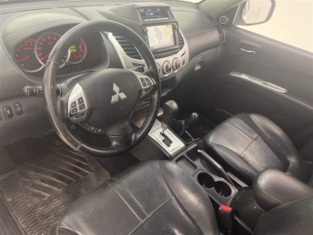 Mitsubishi L200 2.5 DI-D 178hk Automat Business Drag Moms interiör