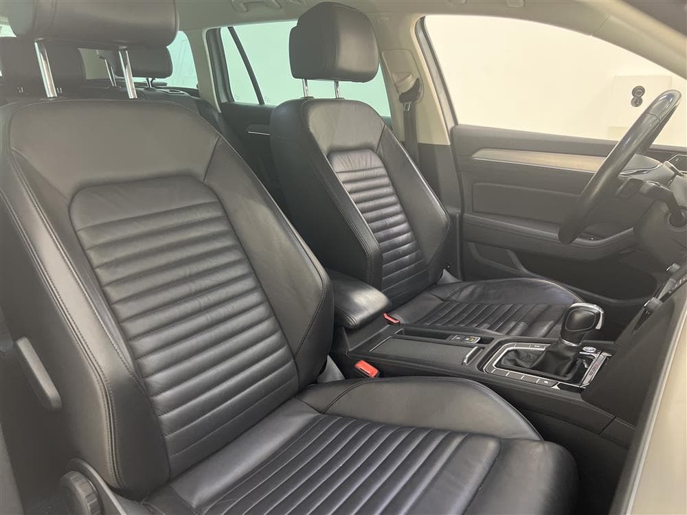 Volkswagen Passat 2.0 TDI 4M R-line Cockpit D-värm B-kamerainteriör