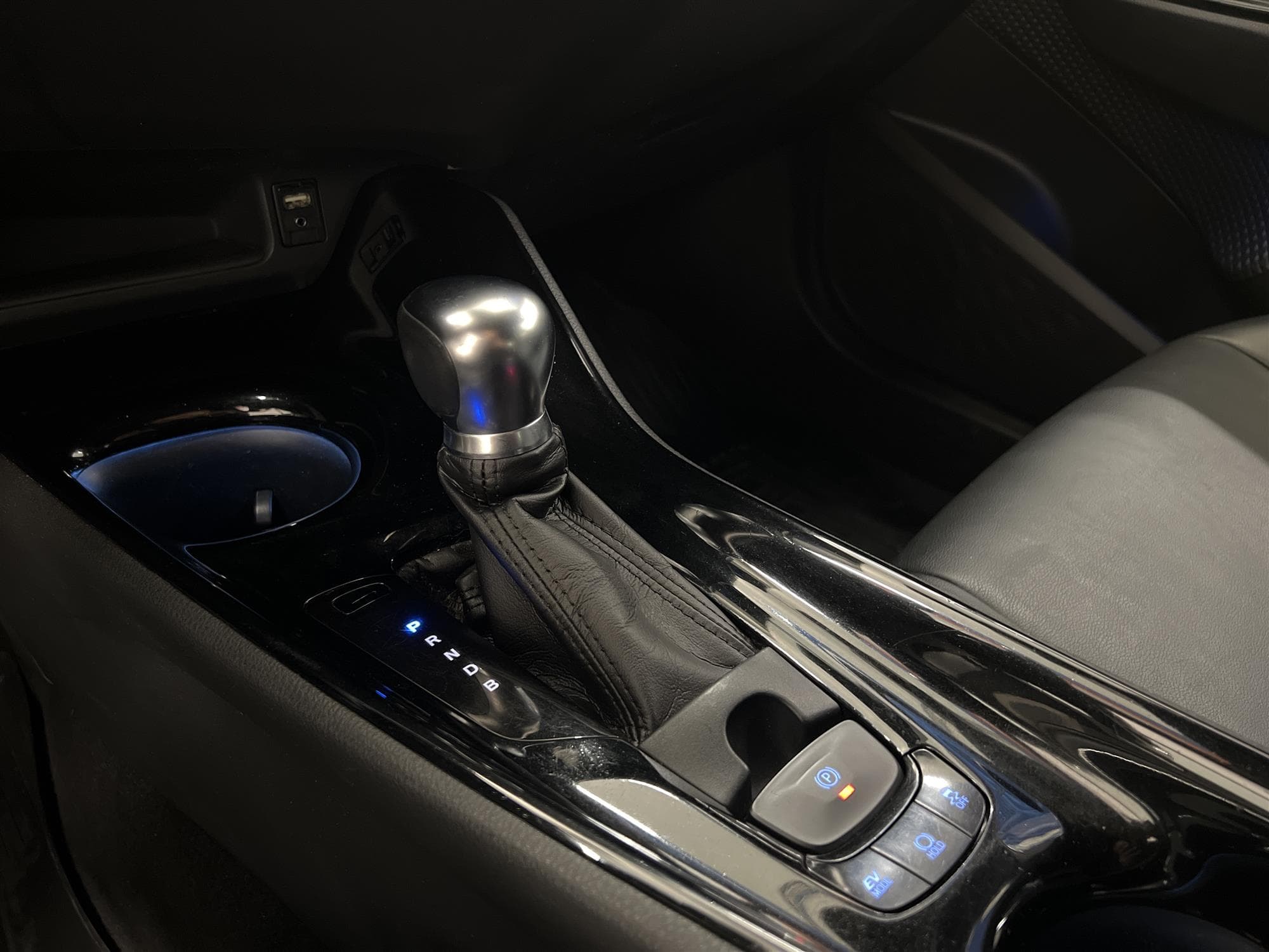 Toyota C-HR Hybrid 122hk JBL B-Kamera Svart Innertak Keyless