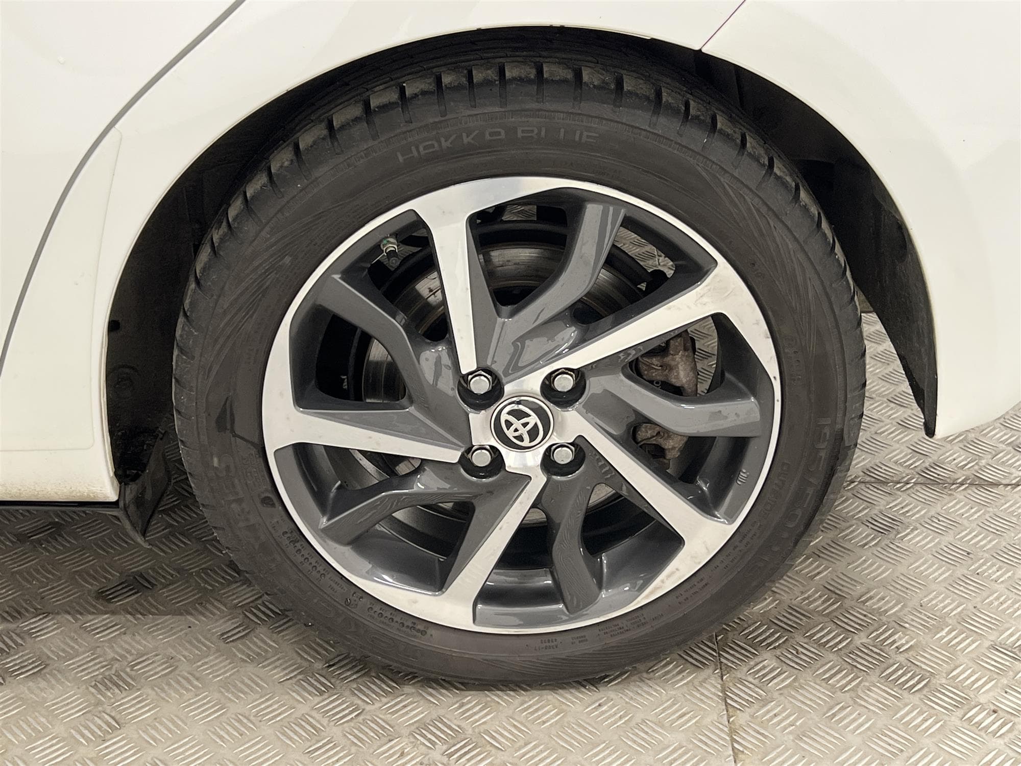 Toyota Hybrid e-CVT 101hk 2 Brukare M-Värm Navi Drag B-Kam