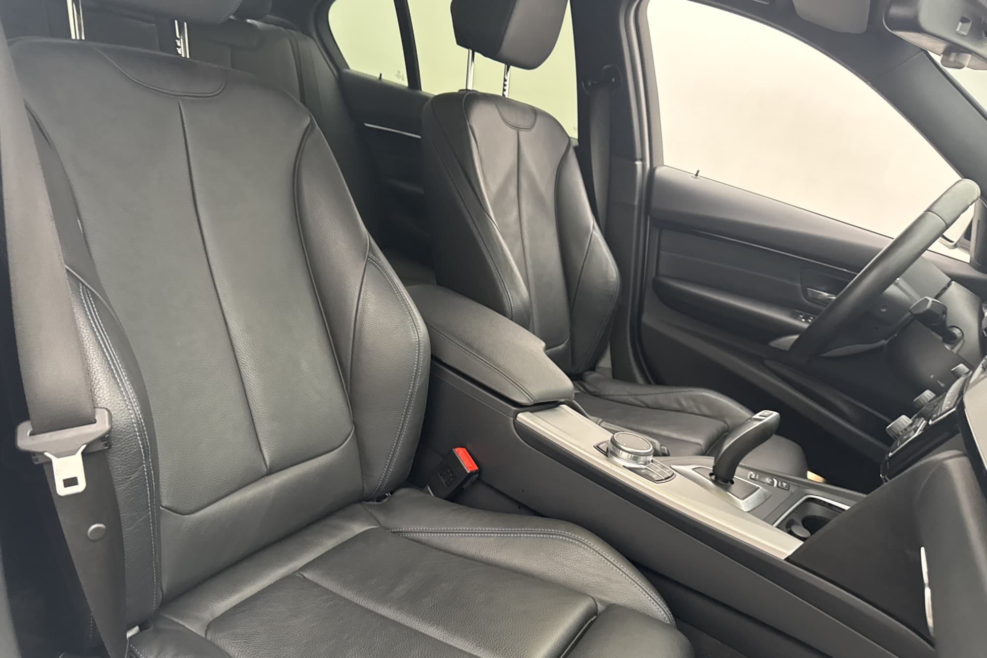 BMW 318i 136hk M Sport HiFi Navi Skinn Sensorer Drag